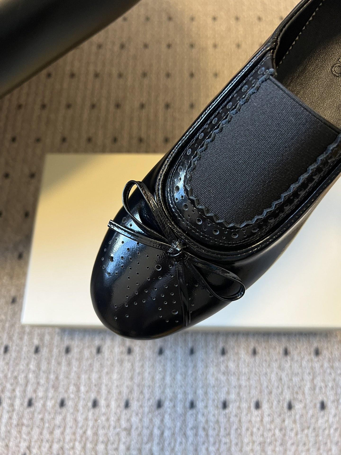 Unfoli*26ss英伦风布洛克雕花蝴蝶结平底鞋单鞋将乐福鞋的慵懒随性与芭蕾舞鞋的柔美精致结合，加入英