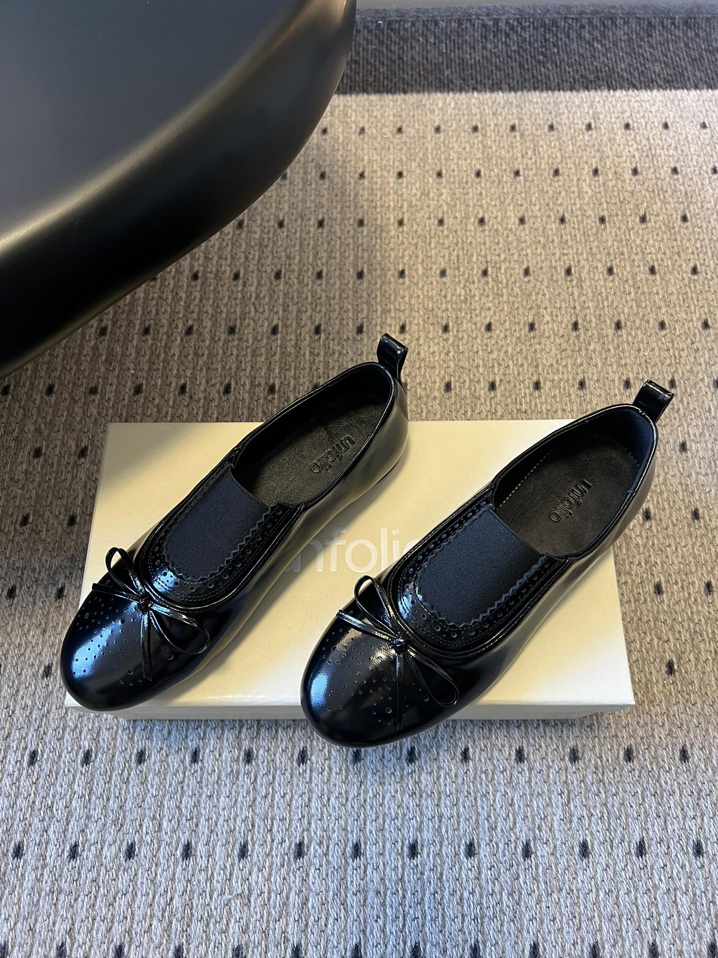 Unfoli*26ss英伦风布洛克雕花蝴蝶结平底鞋单鞋将乐福鞋的慵懒随性与芭蕾舞鞋的柔美精致结合，加入英