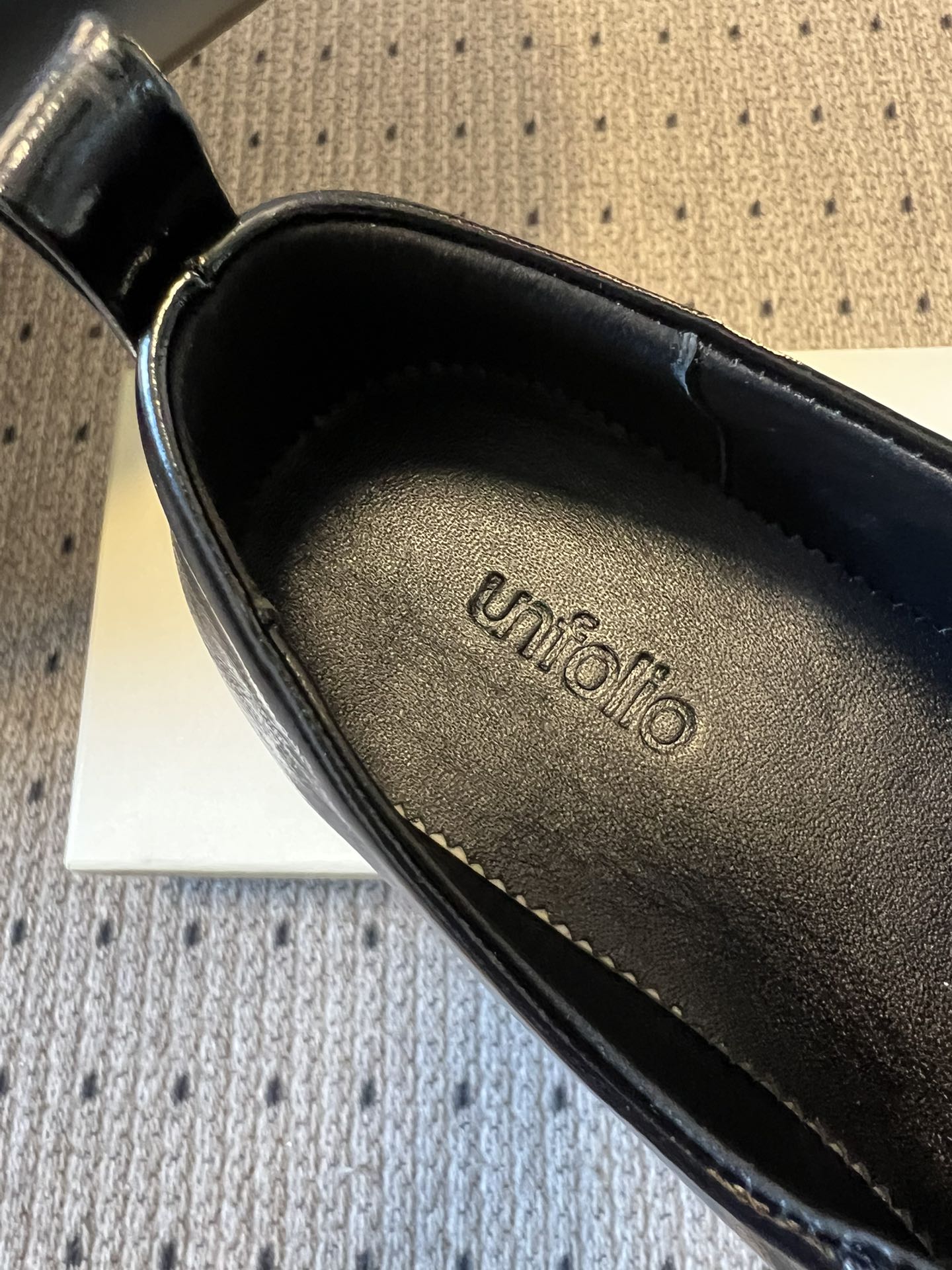 Unfoli*26ss英伦风布洛克雕花蝴蝶结平底鞋单鞋将乐福鞋的慵懒随性与芭蕾舞鞋的柔美精致结合，加入英