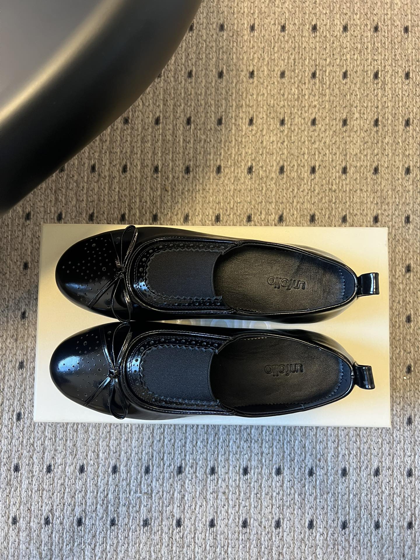 Unfoli*26ss英伦风布洛克雕花蝴蝶结平底鞋单鞋将乐福鞋的慵懒随性与芭蕾舞鞋的柔美精致结合，加入英