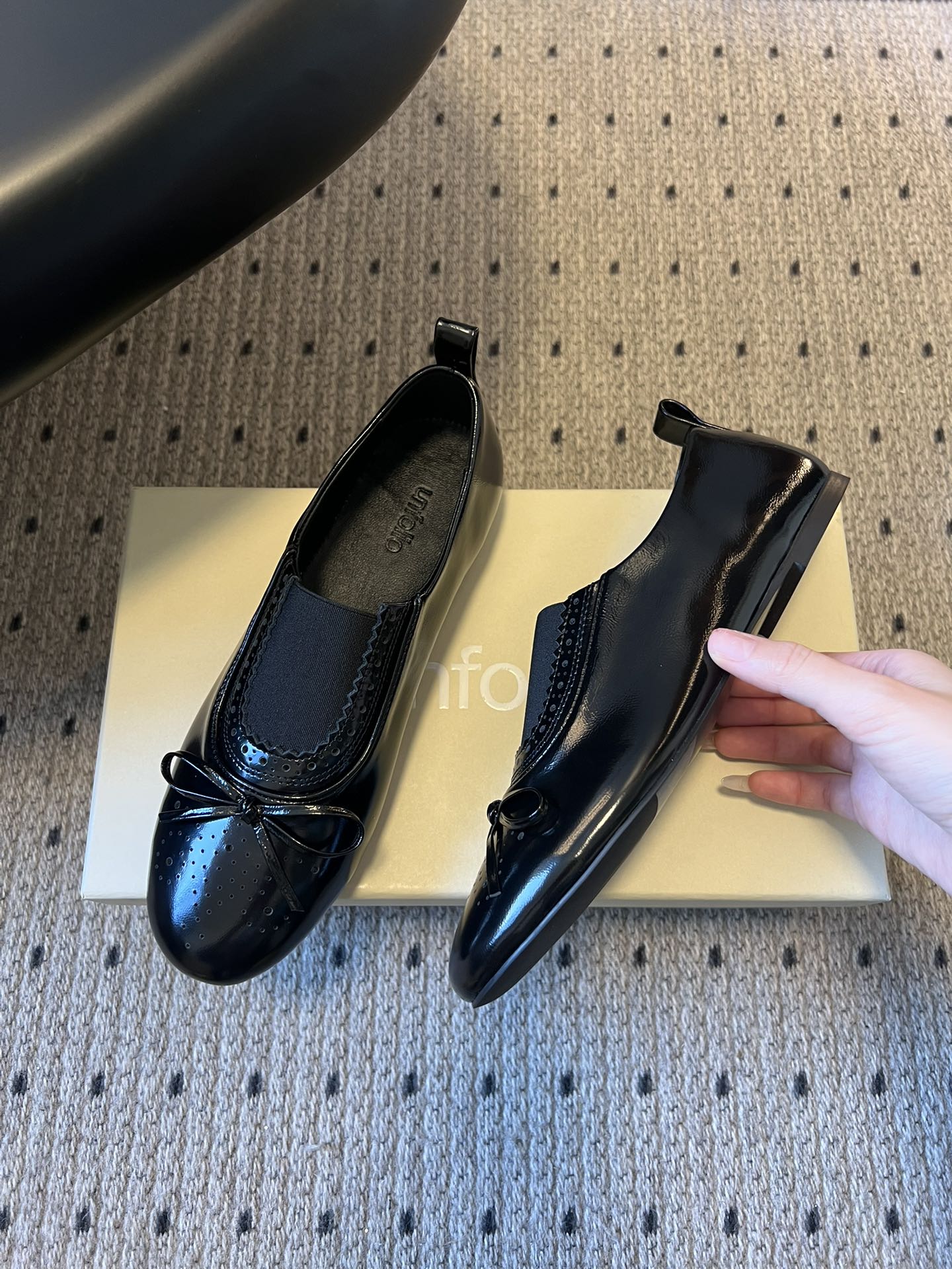 Unfoli*26ss英伦风布洛克雕花蝴蝶结平底鞋单鞋将乐福鞋的慵懒随性与芭蕾舞鞋的柔美精致结合，加入英