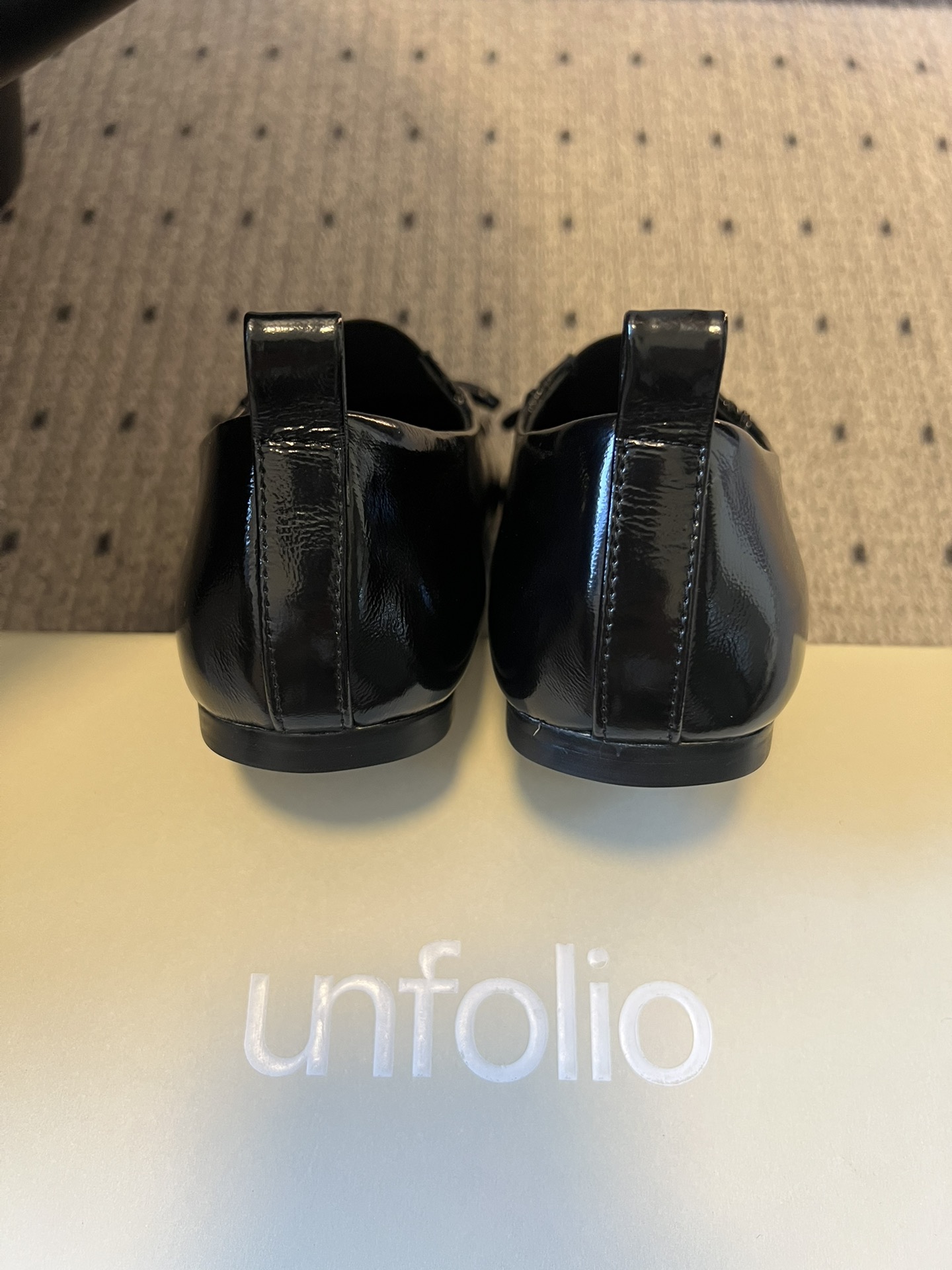 Unfoli*26ss英伦风布洛克雕花蝴蝶结平底鞋单鞋将乐福鞋的慵懒随性与芭蕾舞鞋的柔美精致结合，加入英