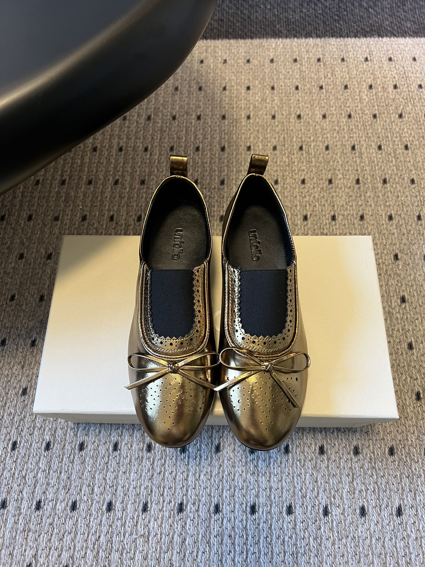 NO:696191,Unfoli*26ss British style brogue carved bow flat shoes combine the languid casualness of loafers with the softness and sophistication of ballet shoes, and add British brogue carving, bow and other retro details, which have a relaxed sense of French elegance and a retro academic style. The toe is hollowed out and carved, and the edges are decorated with lace, with rich craftsmanship details; the sole is designed to be flat, taking into account both beauty and comfort for daily wear.  The shoe shape is shallow and flat, the heel has no height, and the rear pull-loop design is easy to put on and take off and fits the foot. The overall shape is round and cute, which weakens the toughness and makes it more gentle. The upper is cowhide, the lining is sheepskin, the sole is original molded outsole, and the size is 35-40 yards (40 yards are not returned or exchanged). The heel height is 2cm, Mary Jane, loafers, mary jane, flats, cowhide, sheepskin.19860909Unfoli*26ss英伦风布洛克雕花蝴蝶结平底鞋单鞋 将乐福鞋的慵懒随性与芭蕾舞鞋的柔美精致结合,加入英伦布洛克雕花、蝴蝶结等复古细节,既有法式优雅的松弛感,又带复古学院风的腔调.鞋头做镂空雕花,边缘搭配蕾丝花边装饰,工艺细节丰富； 鞋底为平底设计,兼顾美观与日常穿着的舒适度. 鞋型为浅口平底,鞋跟无高度,后提环设计,穿脱便捷且贴合脚部,整体版型偏圆润可爱,弱化了硬朗感,更显温柔. 鞋面牛皮 内里羊皮 鞋底原版开模大底 码数35-40码（40码定制不退换） 跟高2cm,玛丽珍,loafers,mary jane,flats,cowhide,sheepskin,Women's Shoes