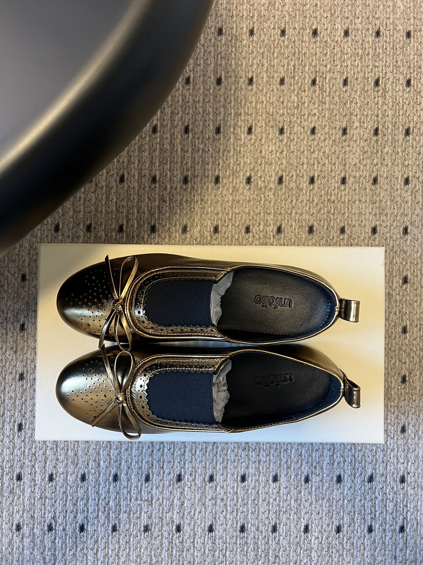 Unfoli*26ss英伦风布洛克雕花蝴蝶结平底鞋单鞋将乐福鞋的慵懒随性与芭蕾舞鞋的柔美精致结合，加入英