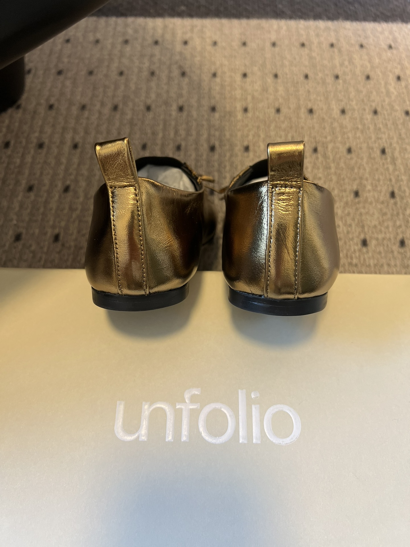 Unfoli*26ss英伦风布洛克雕花蝴蝶结平底鞋单鞋将乐福鞋的慵懒随性与芭蕾舞鞋的柔美精致结合，加入英