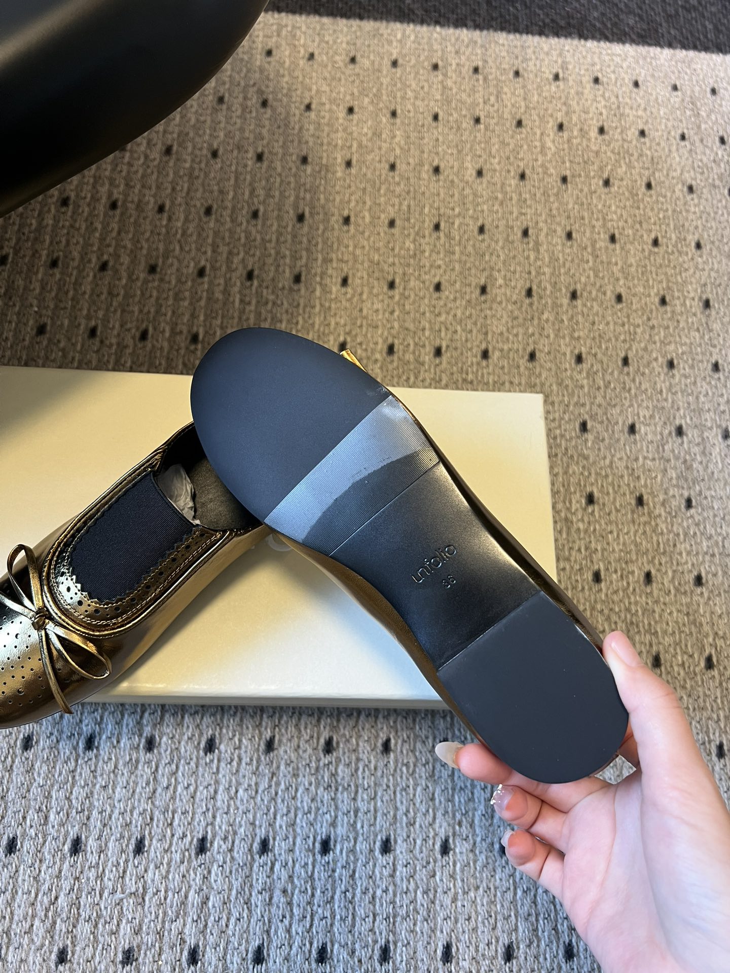 Unfoli*26ss英伦风布洛克雕花蝴蝶结平底鞋单鞋将乐福鞋的慵懒随性与芭蕾舞鞋的柔美精致结合，加入英