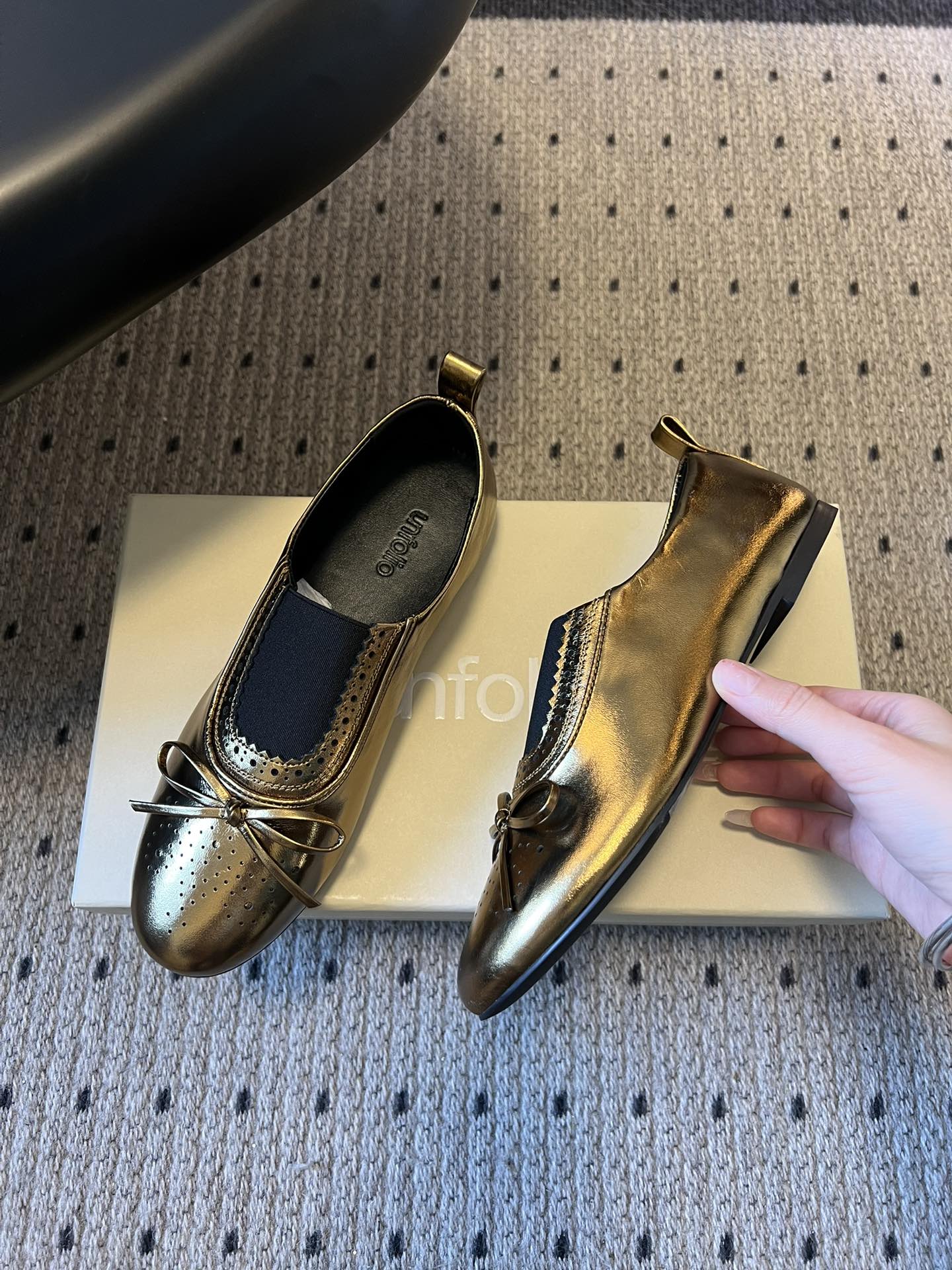 Unfoli*26ss英伦风布洛克雕花蝴蝶结平底鞋单鞋将乐福鞋的慵懒随性与芭蕾舞鞋的柔美精致结合，加入英