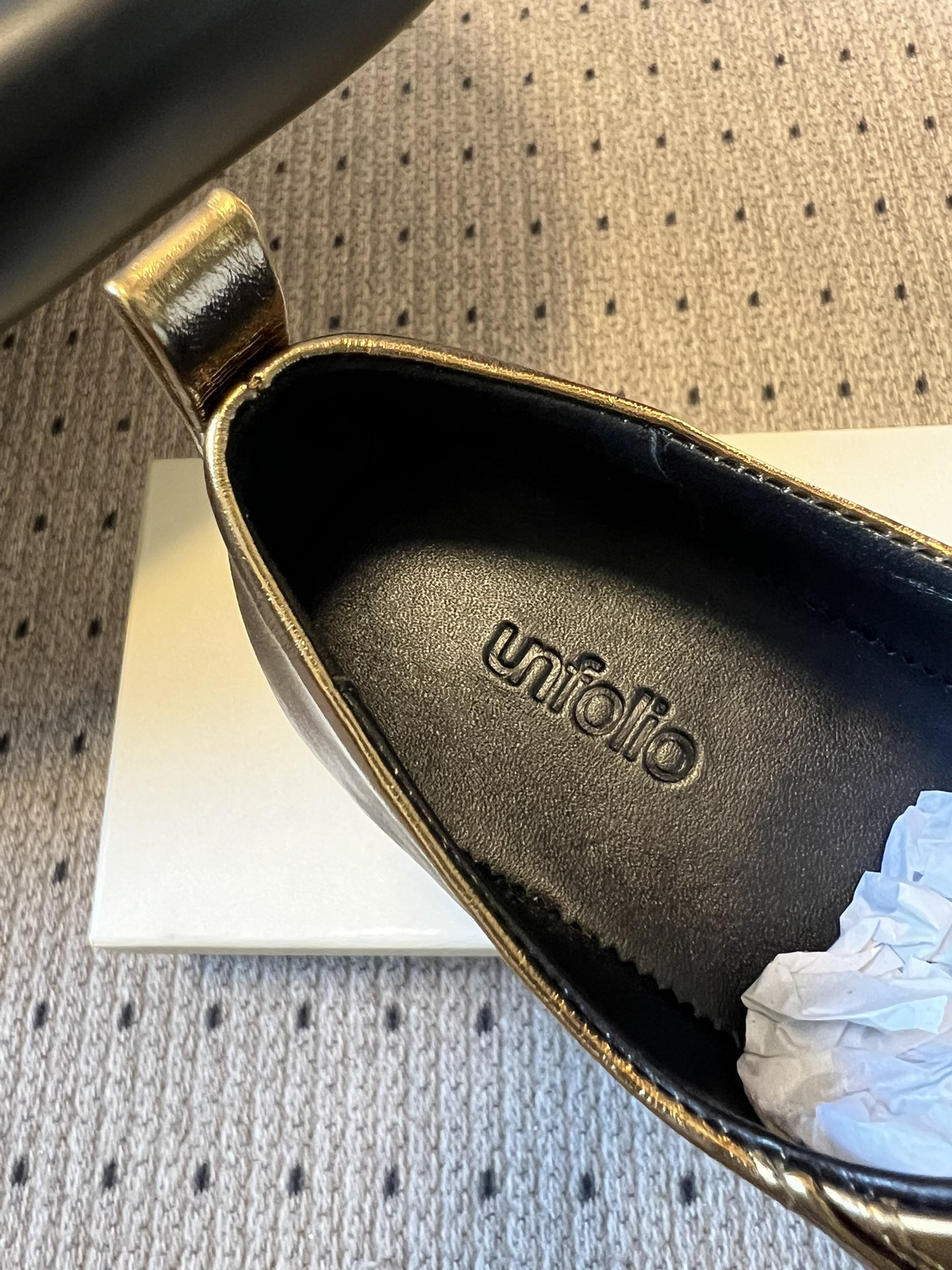 Unfoli*26ss英伦风布洛克雕花蝴蝶结平底鞋单鞋将乐福鞋的慵懒随性与芭蕾舞鞋的柔美精致结合，加入英