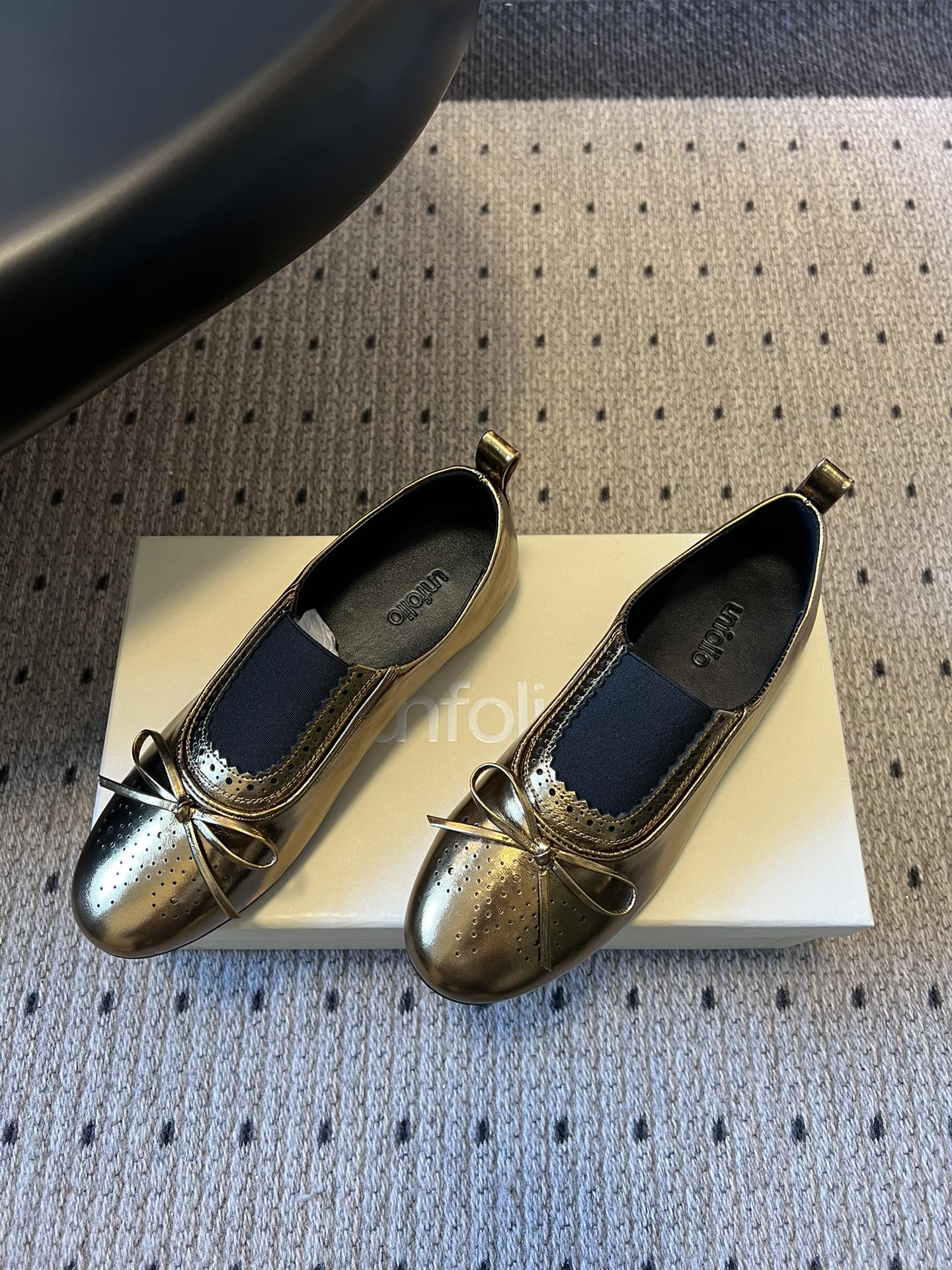 Unfoli*26ss英伦风布洛克雕花蝴蝶结平底鞋单鞋将乐福鞋的慵懒随性与芭蕾舞鞋的柔美精致结合，加入英