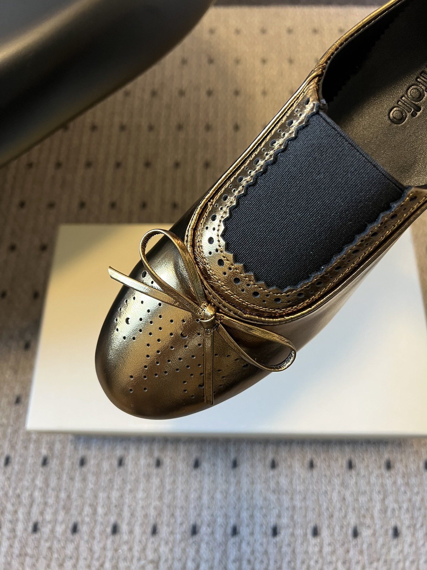 Unfoli*26ss英伦风布洛克雕花蝴蝶结平底鞋单鞋将乐福鞋的慵懒随性与芭蕾舞鞋的柔美精致结合，加入英