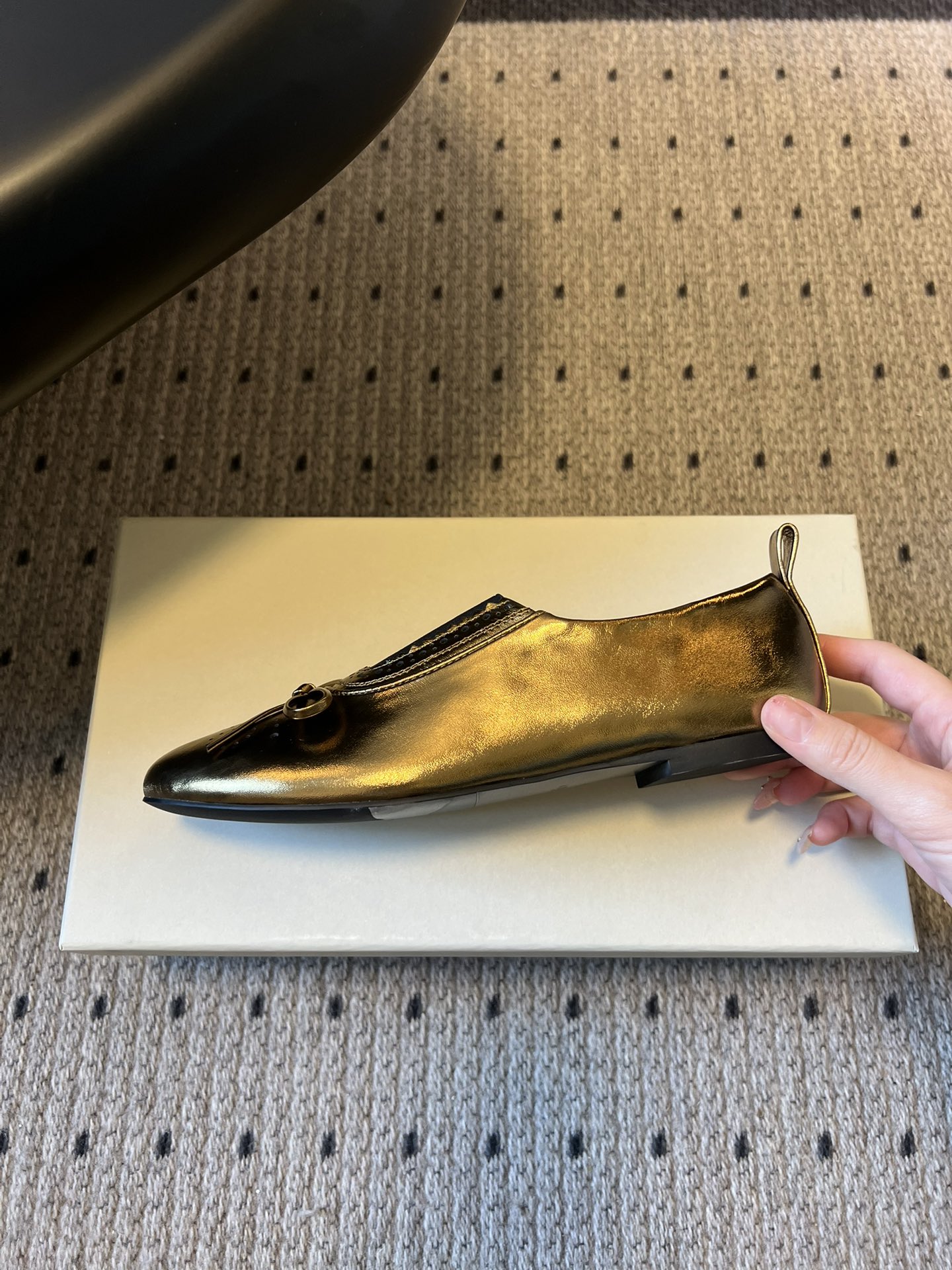 Unfoli*26ss英伦风布洛克雕花蝴蝶结平底鞋单鞋将乐福鞋的慵懒随性与芭蕾舞鞋的柔美精致结合，加入英