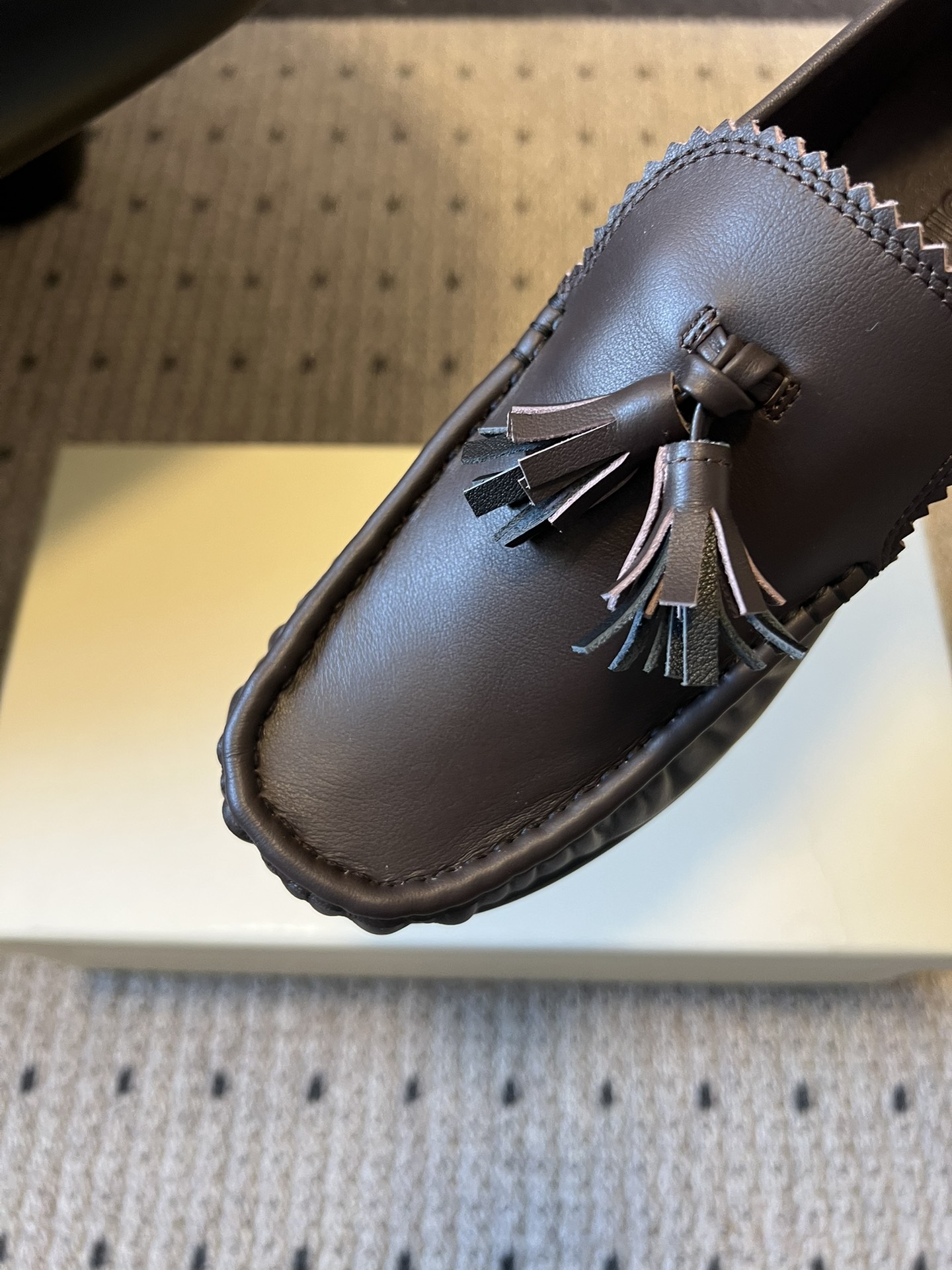 Unfoli*26ss英伦风褶皱流苏平底乐福鞋休闲鞋融合意式慵懒与复古摩登，以经典乐福鞋为基底，弱化硬朗