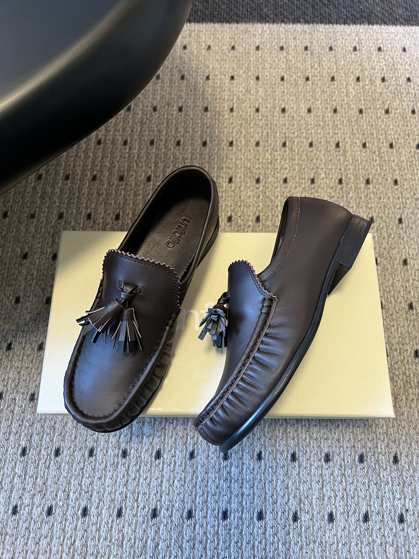 Unfoli*26ss英伦风褶皱流苏平底乐福鞋休闲鞋融合意式慵懒与复古摩登，以经典乐福鞋为基底，弱化硬朗