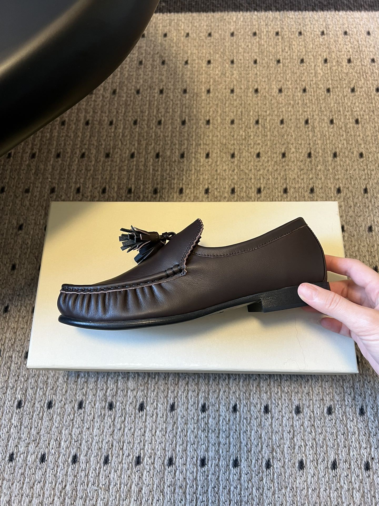 Unfoli*26ss英伦风褶皱流苏平底乐福鞋休闲鞋融合意式慵懒与复古摩登，以经典乐福鞋为基底，弱化硬朗