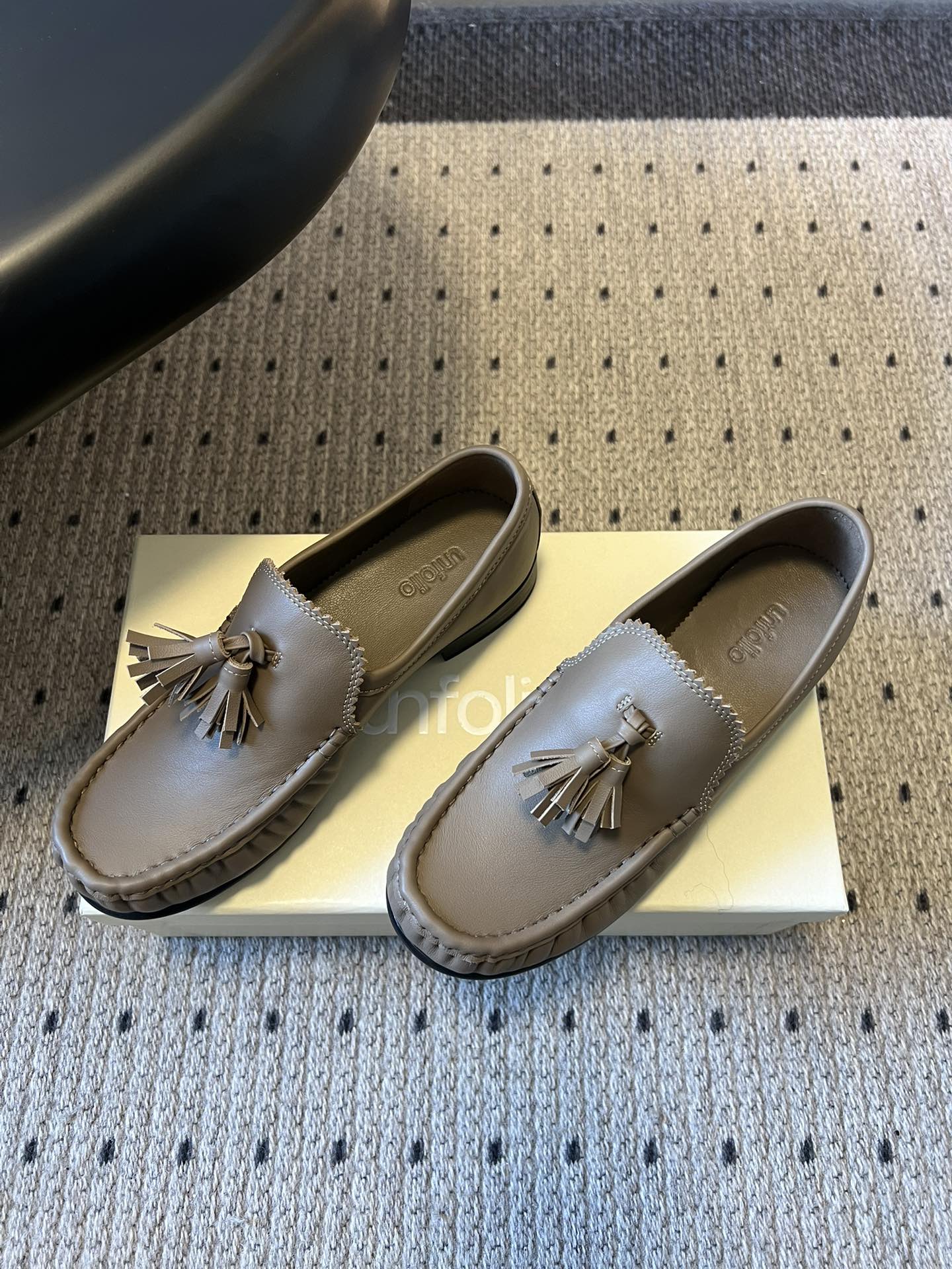 Unfoli*26ss英伦风褶皱流苏平底乐福鞋休闲鞋融合意式慵懒与复古摩登，以经典乐福鞋为基底，弱化硬朗
