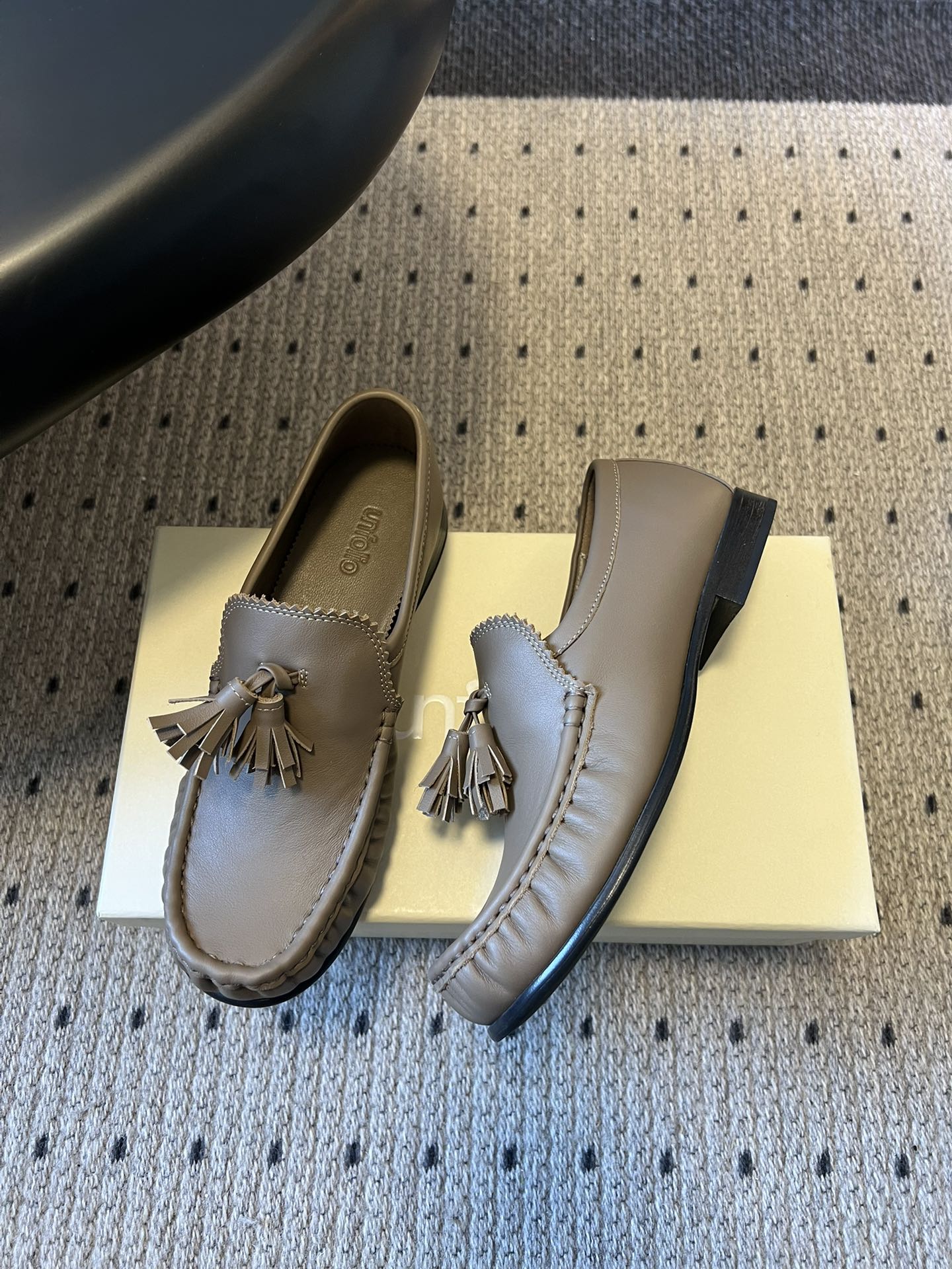 Unfoli*26ss英伦风褶皱流苏平底乐福鞋休闲鞋融合意式慵懒与复古摩登，以经典乐福鞋为基底，弱化硬朗