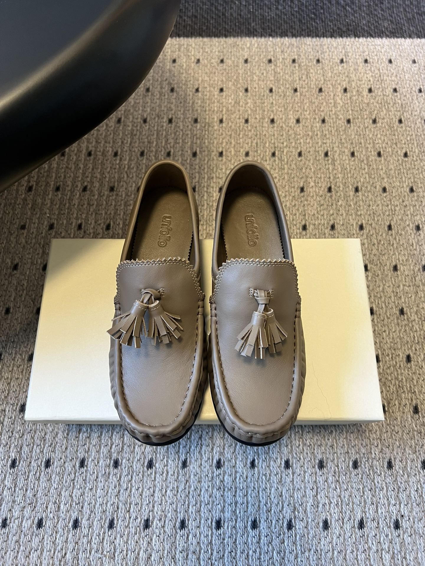 NO:696183,Unfoli*26ss British style pleated tassel flat loafer casual shoes combine Italian laziness and retro modernity. They use classic loafers as the base to weaken the toughness and add softening details such as tassels. They are both casual and sophisticated, suitable for daily commuting and leisure scenes.  The toe is decorated with tassel elements, and the edges are stitched and piping. The laceless slip-on style is decorated with tassels, which not only retains the classic silhouette of loafers, but also adds a sense of design through small details; the color scheme covers classic basic colors and bold mustard yellow, taking into account both versatility and personality. The upper is cowhide/cow suede, the lining is sheepskin, and the sole is an original open-molded outsole. The size is 35-40 yards (40 yards are not returnable for customization)  Heel height 2cm, loafers, cowhide, sheepskin19860909Unfoli*26ss英伦风褶皱流苏平底乐福鞋休闲鞋 融合意式慵懒与复古摩登,以经典乐福鞋为基底,弱化硬朗感,加入流苏等柔化细节,兼具休闲随性与精致感,适配日常通勤、休闲多种场景. 鞋头处装饰流苏元素,边缘做缝线滚边工艺,无鞋带的套脚版型搭配流苏点缀,既保留乐福鞋的经典轮廓,又通过小细节增加设计感；配色涵盖经典基础色与跳脱的芥末黄,兼顾百搭与个性. 鞋面牛皮/牛反绒 内里羊皮 鞋底原版开模大底 码数35-40码（40码定制不退换） 跟高2cm,乐福鞋,loafers,cowhide,sheepskin,Women's Shoes