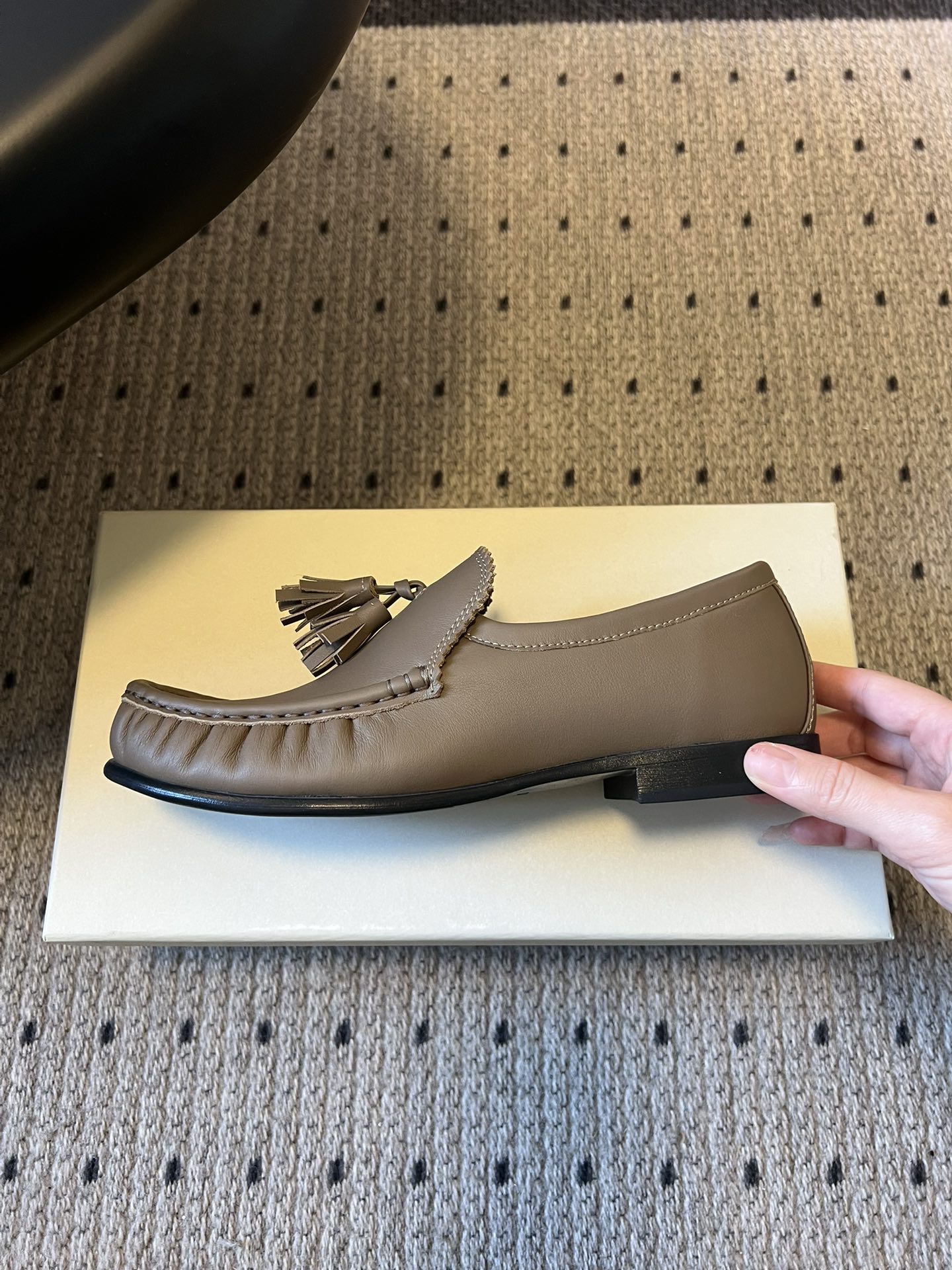 Unfoli*26ss英伦风褶皱流苏平底乐福鞋休闲鞋融合意式慵懒与复古摩登，以经典乐福鞋为基底，弱化硬朗