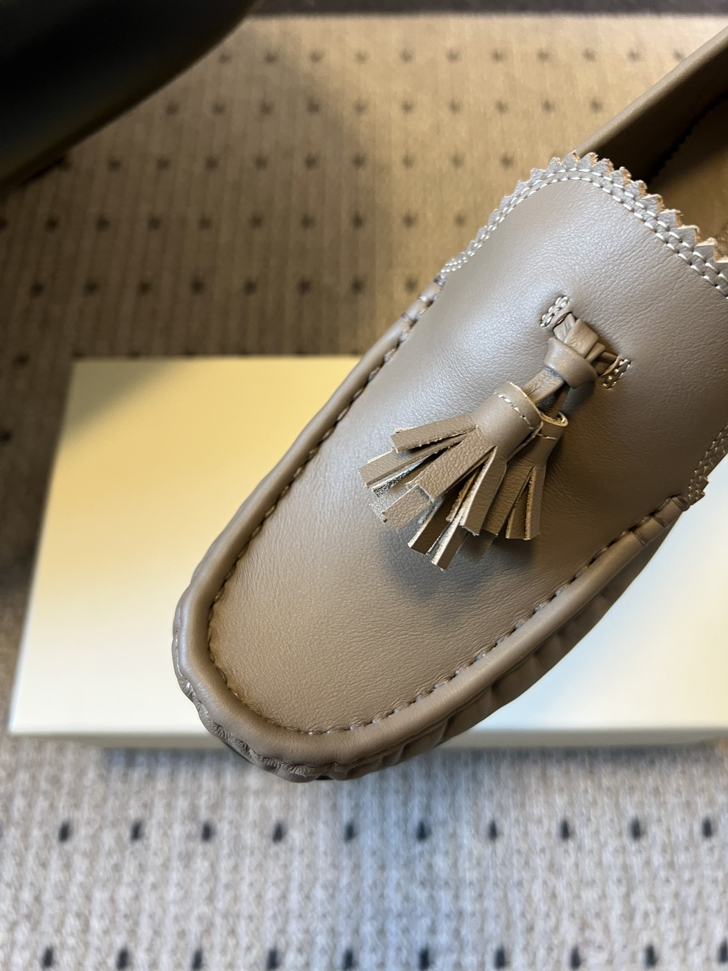 Unfoli*26ss英伦风褶皱流苏平底乐福鞋休闲鞋融合意式慵懒与复古摩登，以经典乐福鞋为基底，弱化硬朗