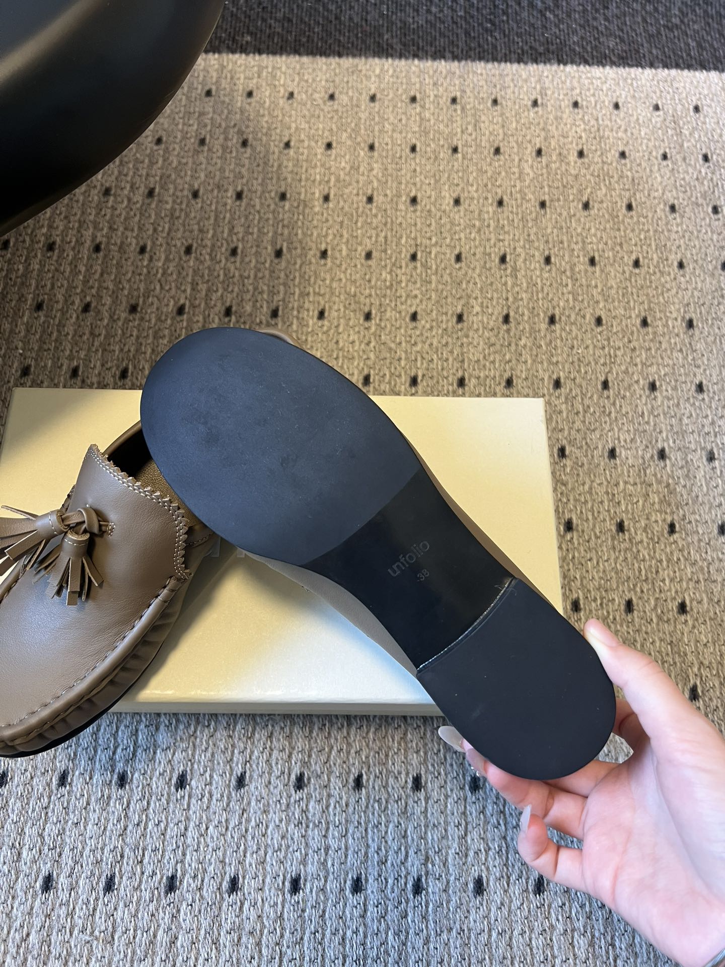 Unfoli*26ss英伦风褶皱流苏平底乐福鞋休闲鞋融合意式慵懒与复古摩登，以经典乐福鞋为基底，弱化硬朗