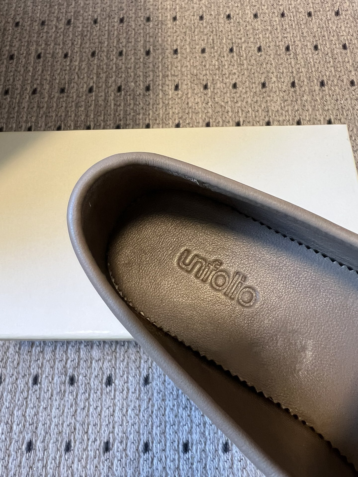 Unfoli*26ss英伦风褶皱流苏平底乐福鞋休闲鞋融合意式慵懒与复古摩登，以经典乐福鞋为基底，弱化硬朗