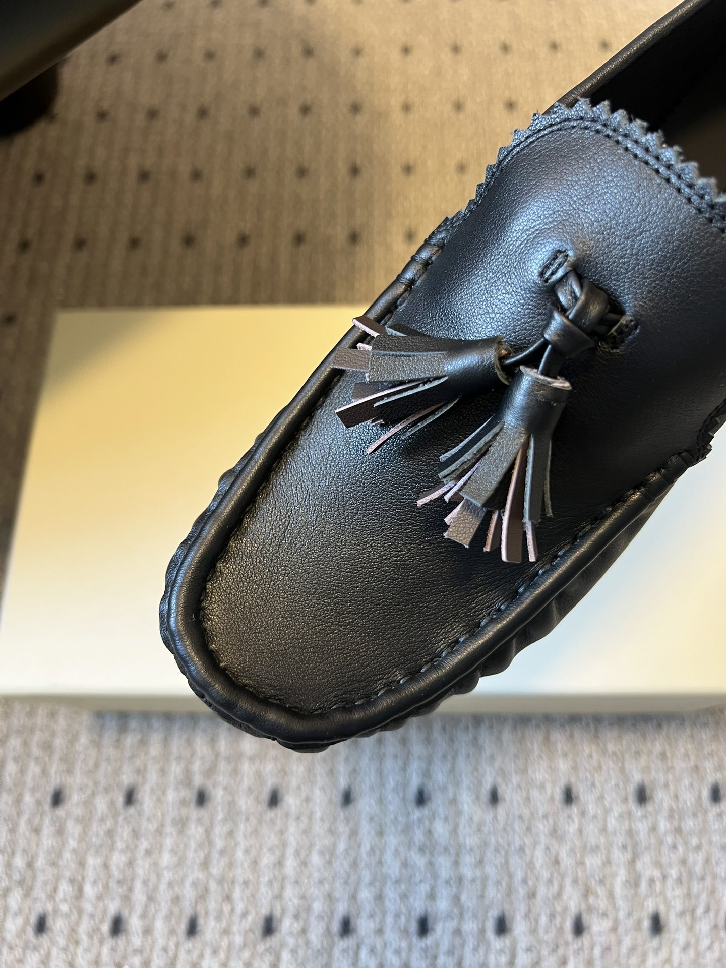 Unfoli*26ss英伦风褶皱流苏平底乐福鞋休闲鞋融合意式慵懒与复古摩登，以经典乐福鞋为基底，弱化硬朗