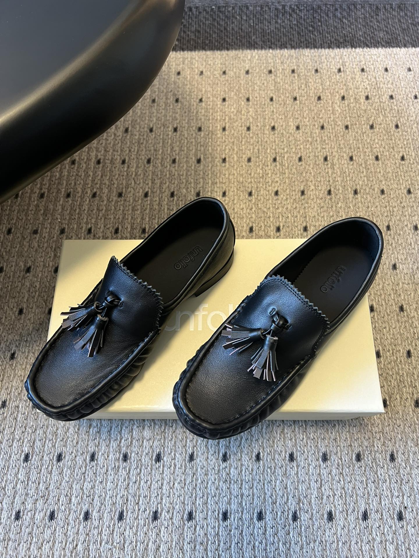 Unfoli*26ss英伦风褶皱流苏平底乐福鞋休闲鞋融合意式慵懒与复古摩登，以经典乐福鞋为基底，弱化硬朗