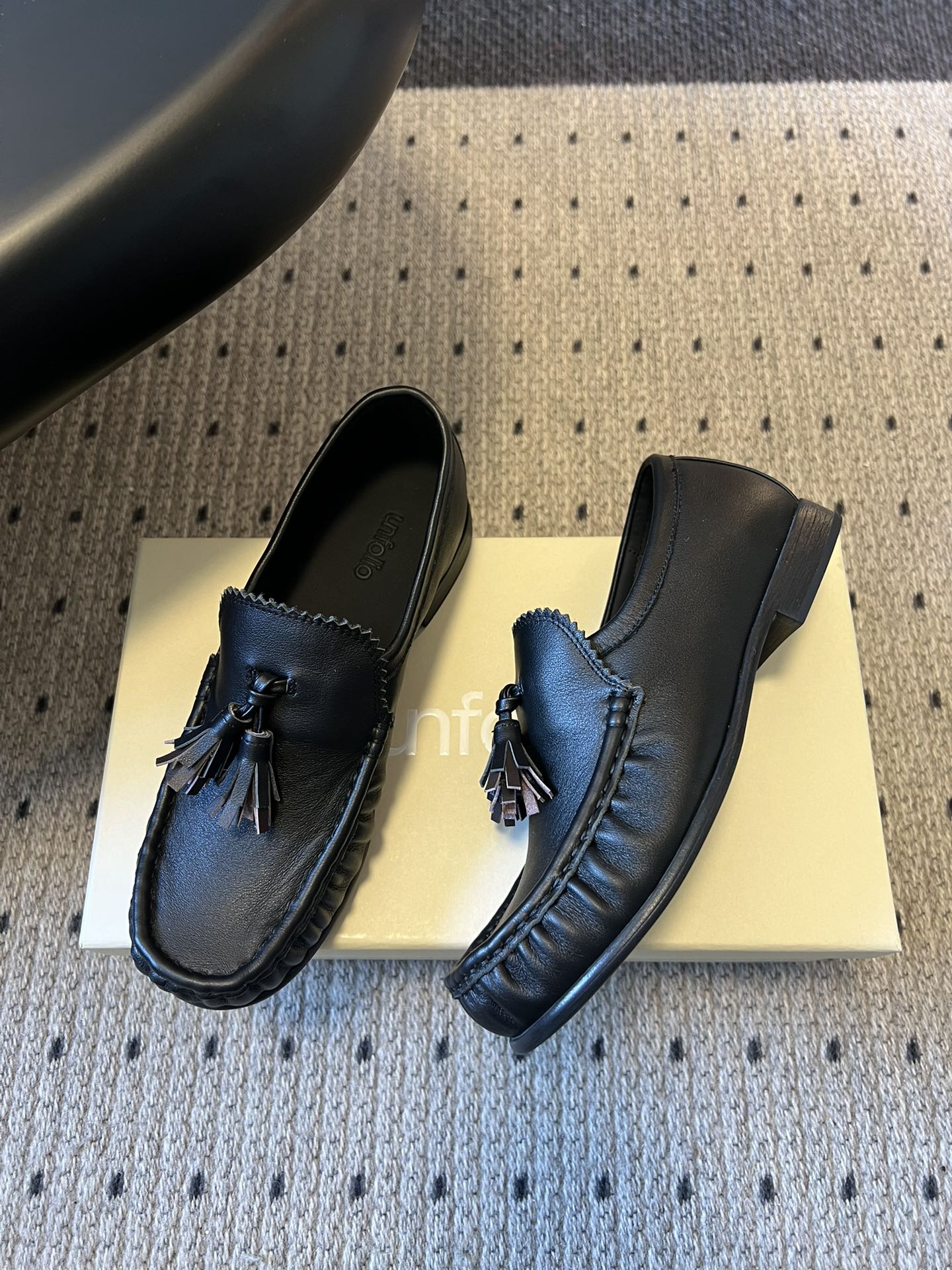 Unfoli*26ss英伦风褶皱流苏平底乐福鞋休闲鞋融合意式慵懒与复古摩登，以经典乐福鞋为基底，弱化硬朗