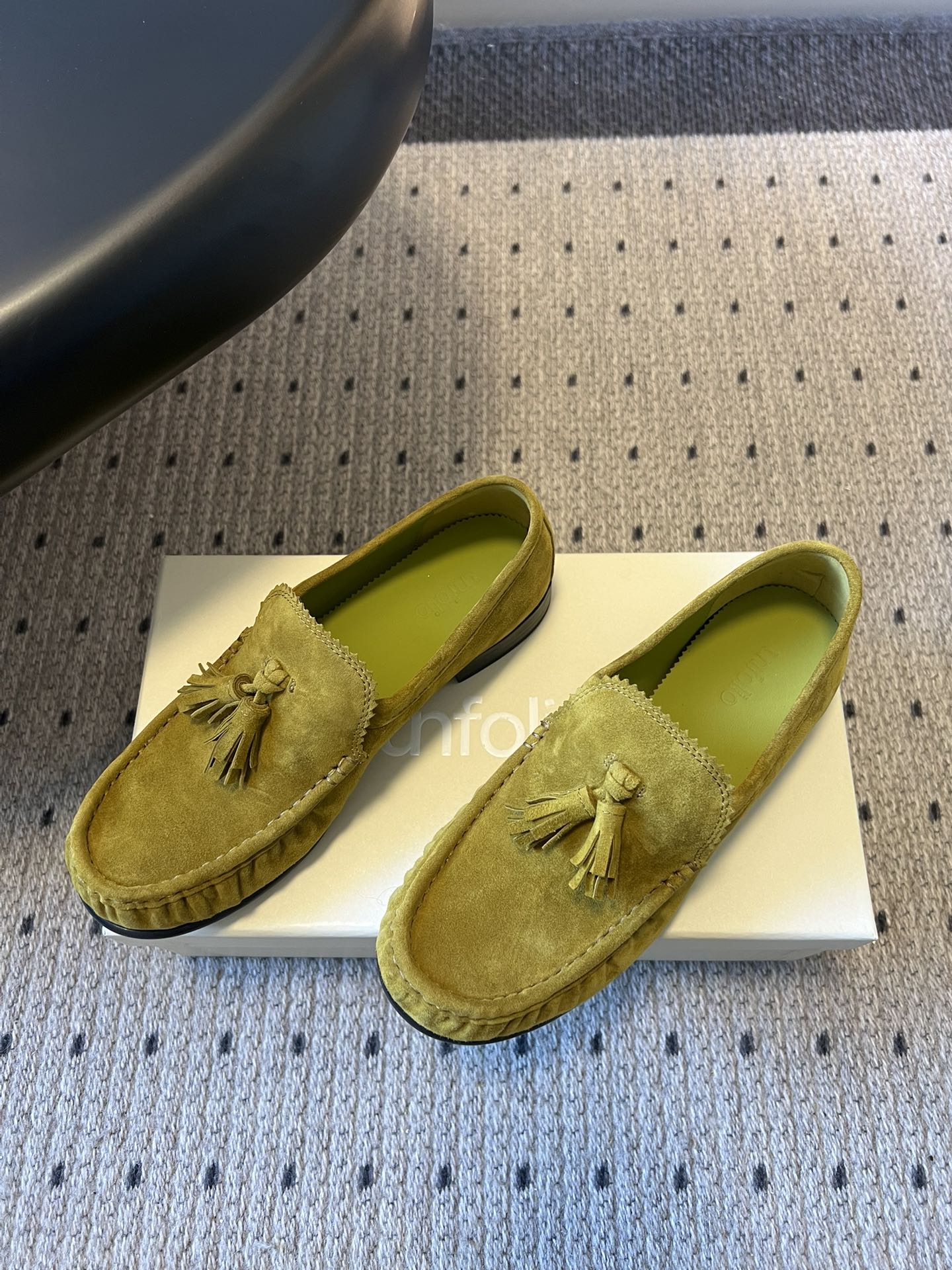 Unfoli*26ss英伦风褶皱流苏平底乐福鞋休闲鞋融合意式慵懒与复古摩登，以经典乐福鞋为基底，弱化硬朗