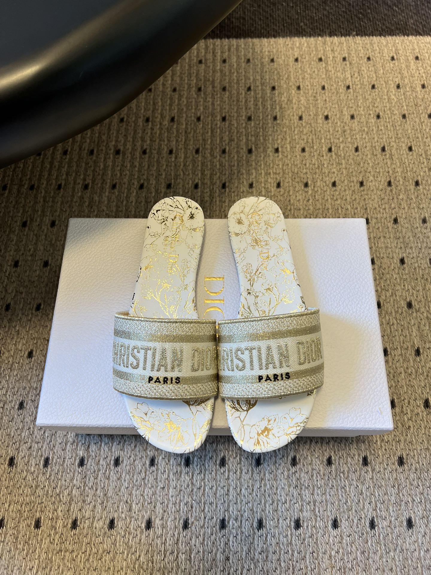 NO:705886,Top quality Dio*26ss early spring new white low-heeled/flat-soled flip flops. It is a classic flip-flop style, with two toe designs: round toe and square toe. The flat-soled and heelless style ensures wearing comfort. At the same time, the simple version can better highlight the pattern of the upper and the details of the brand logo.  With black gold and white gold as the core colors, it is a classic luxury contrasting combination. The retro palace style of the pattern is combined with the modern and simple slipper version. It has both a sense of luxury and leisure, and is suitable for daily outings, vacations and other scenes. The upper is embroidered with the Christian Dior Paris logo, the lining is cowhide, and the sole is genuine leather. The size is 35-41 (customized sizes 40 and 41 are not returnable)  Heel height 4cm, slippers, dior, slippers, cowhide, Leather soles19860909顶级品质 Dio*26ss 早春新款显白低跟/平底一字拖 为经典一字拖版型,分圆头与方头两种鞋头设计,平底无跟的款式保证了穿着舒适度,同时简约的版型能更好地突出鞋面的纹样与品牌标识细节. 以黑金、白金为核心配色,属于经典的奢华撞色组合,纹样的复古宫廷风与现代简约的拖鞋版型结合,兼具高级感与休闲感,适配日常出街、度假等多种场景. 鞋面Christian Dior Paris标志刺绣 内里牛皮 鞋底真皮大底 码数35-41码（40、41码定制不退换） 跟高4cm,拖鞋,dior,slippers,cowhide,Leather soles,Women's Shoes