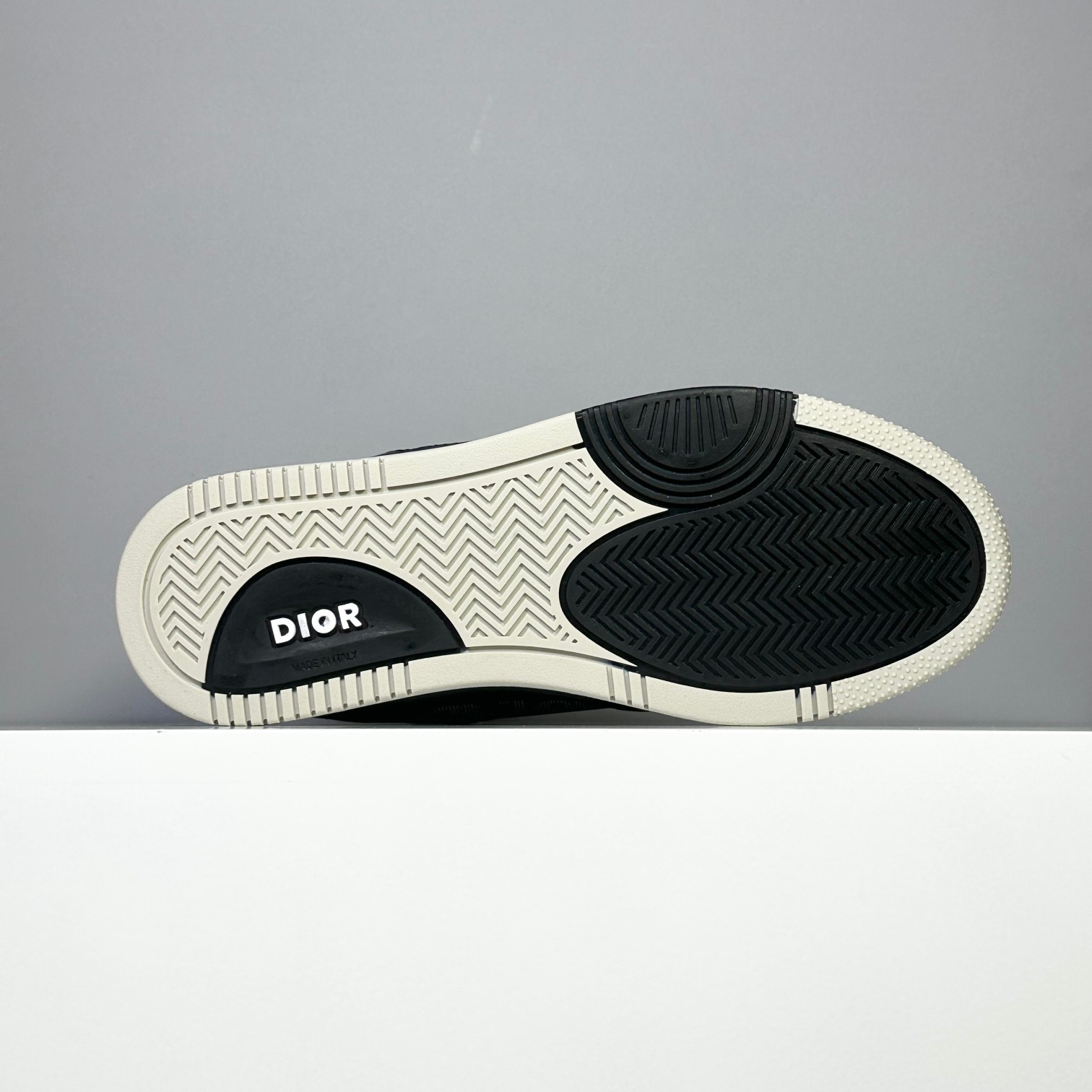 今天出货【YH扫描版本】迪奥经典B27运动鞋皮面高品质-性价比版本-外贸跑量款/直播专供款/15色待出！
采用原盒原标 -原厂档案开发耗时半年多，版型细节各方面已优化最佳，做到目前面唯一的超高性价比版本之一，可拿样比对各大版本
资讯-延续 Di*r 的经典款式。侧面饰以米色跟黑色 Oblique 印花镶片。“CD Icon”造型的鞋带孔眼巧妙精致，双色橡胶鞋底、后侧鞋口和鞋跟处均带有品牌标志性细节，提升格调。脚踝处搭配 Oblique 印花系带，可调节贴合度，与整体设计相得益彰。时尚百搭，可为各式造型增光添彩，系带开合搭配“CD Icon”孔眼，网眼织物里料，加固橡胶鞋头和外底，侧面缝线拼接结构
包装含防尘袋、手提袋、多配一对鞋带
尺码：38-46 （无半码）