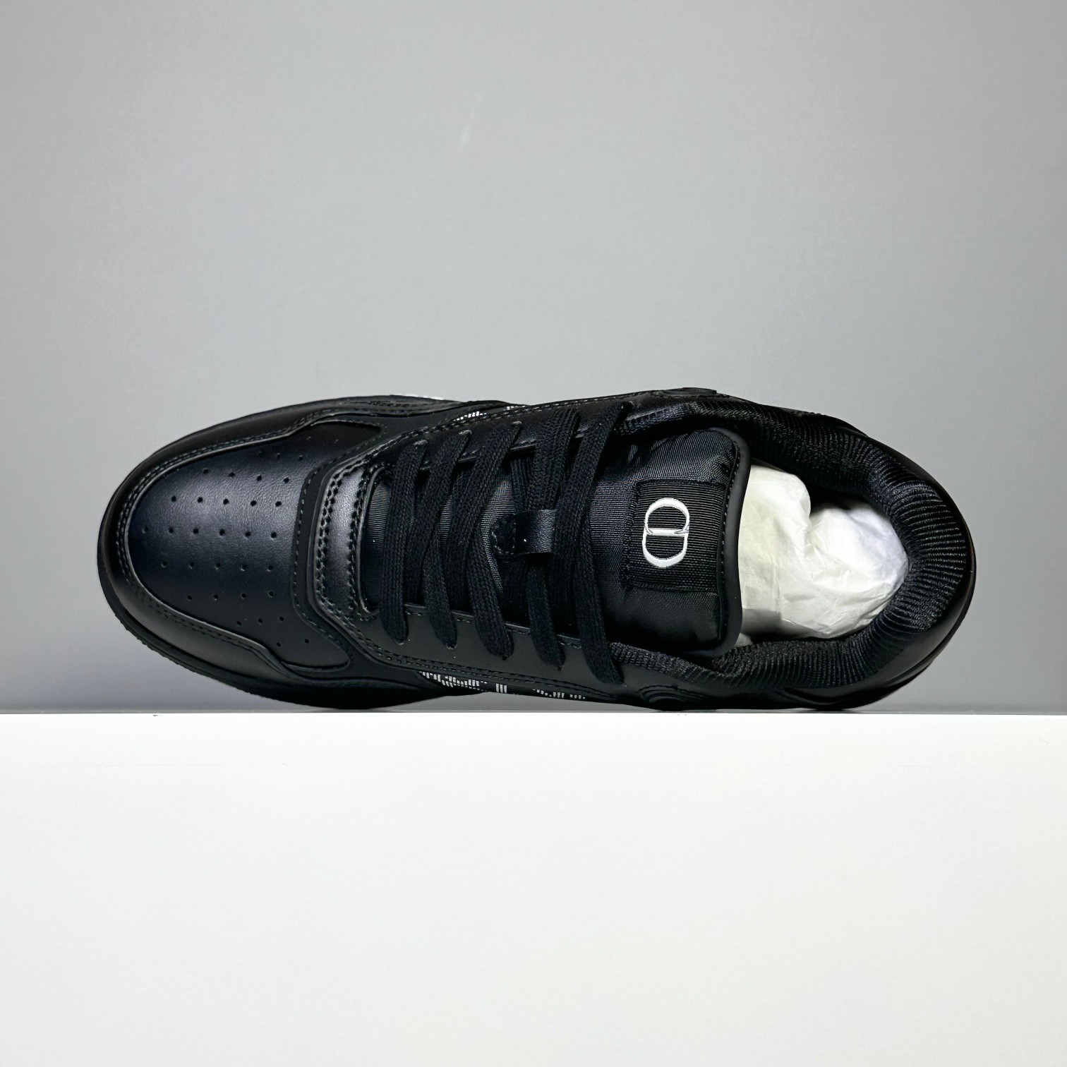 今天出货【YH扫描版本】迪奥经典B27运动鞋皮面高品质-性价比版本-外贸跑量款/直播专供款/15色待出！
采用原盒原标 -原厂档案开发耗时半年多，版型细节各方面已优化最佳，做到目前面唯一的超高性价比版本之一，可拿样比对各大版本
资讯-延续 Di*r 的经典款式。侧面饰以米色跟黑色 Oblique 印花镶片。“CD Icon”造型的鞋带孔眼巧妙精致，双色橡胶鞋底、后侧鞋口和鞋跟处均带有品牌标志性细节，提升格调。脚踝处搭配 Oblique 印花系带，可调节贴合度，与整体设计相得益彰。时尚百搭，可为各式造型增光添彩，系带开合搭配“CD Icon”孔眼，网眼织物里料，加固橡胶鞋头和外底，侧面缝线拼接结构
包装含防尘袋、手提袋、多配一对鞋带
尺码：38-46 （无半码）