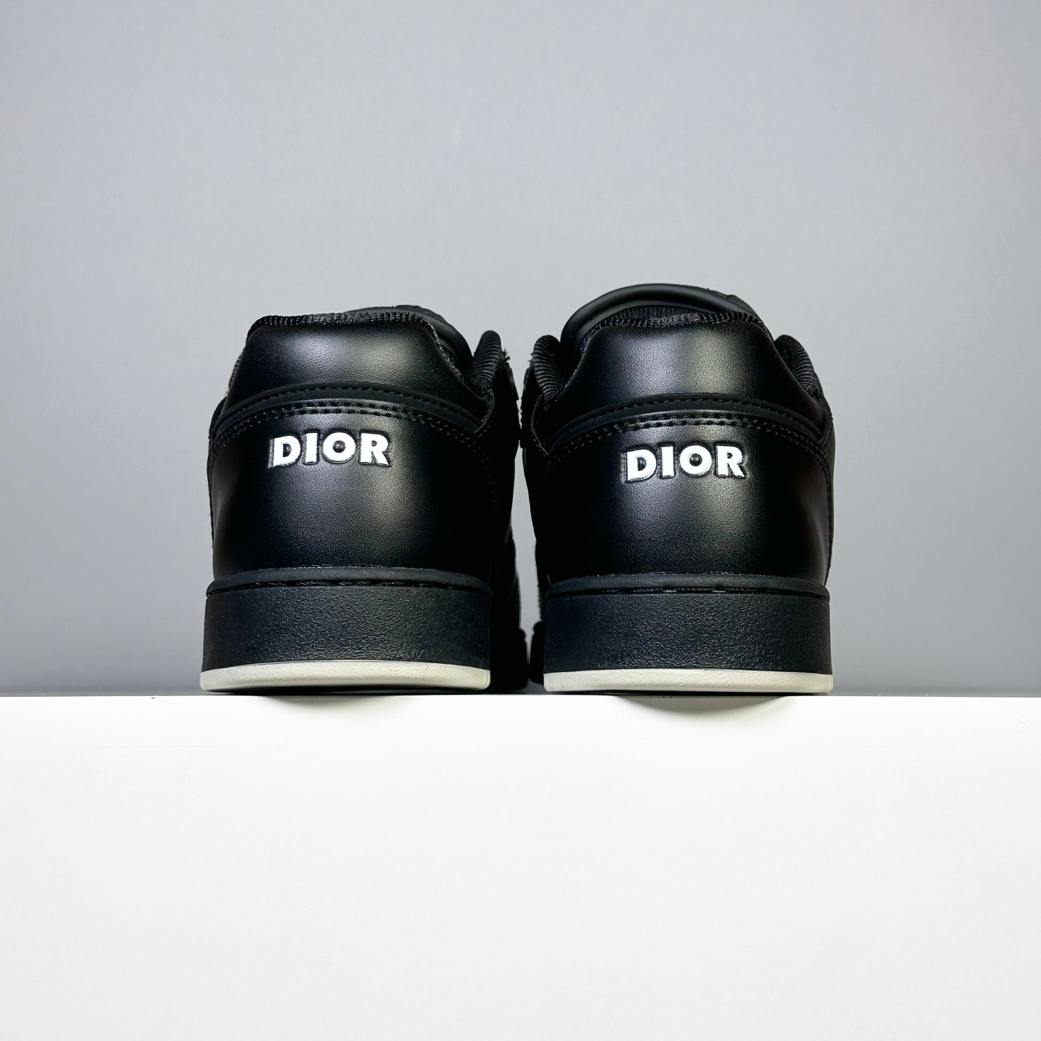 今天出货【YH扫描版本】迪奥经典B27运动鞋皮面高品质-性价比版本-外贸跑量款/直播专供款/15色待出！
采用原盒原标 -原厂档案开发耗时半年多，版型细节各方面已优化最佳，做到目前面唯一的超高性价比版本之一，可拿样比对各大版本
资讯-延续 Di*r 的经典款式。侧面饰以米色跟黑色 Oblique 印花镶片。“CD Icon”造型的鞋带孔眼巧妙精致，双色橡胶鞋底、后侧鞋口和鞋跟处均带有品牌标志性细节，提升格调。脚踝处搭配 Oblique 印花系带，可调节贴合度，与整体设计相得益彰。时尚百搭，可为各式造型增光添彩，系带开合搭配“CD Icon”孔眼，网眼织物里料，加固橡胶鞋头和外底，侧面缝线拼接结构
包装含防尘袋、手提袋、多配一对鞋带
尺码：38-46 （无半码）