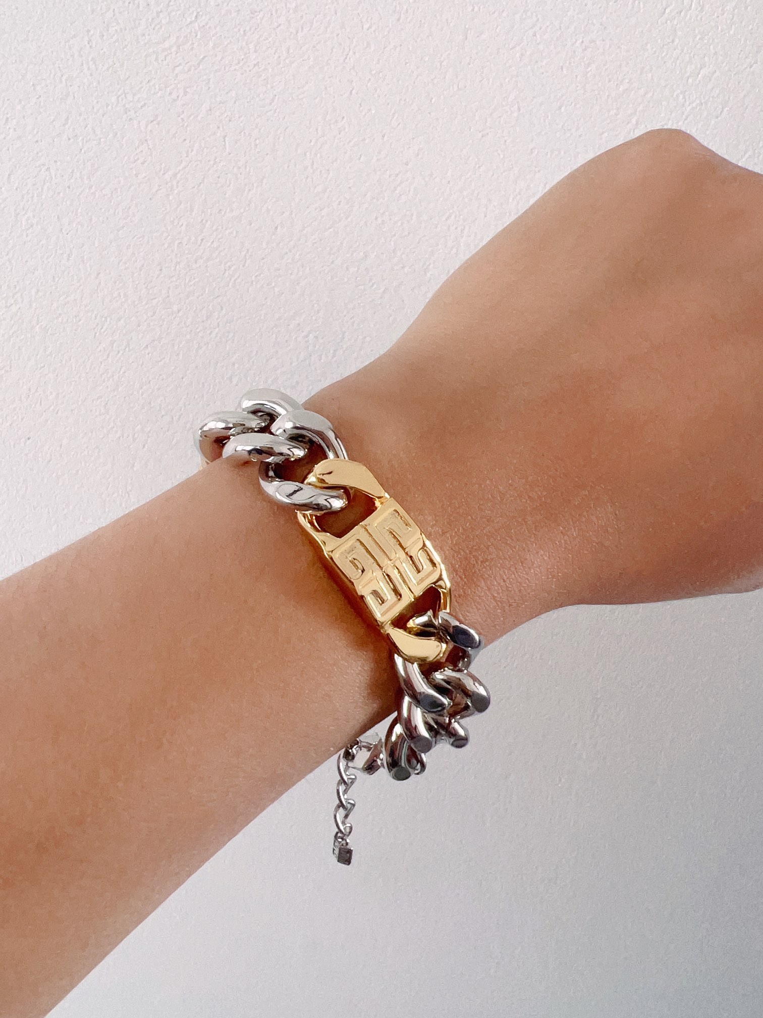 】Givenchy 纪梵希 手链，高端品质专柜同材质，独家实拍，采用金属材质手工组装出(G)形链环，呈现