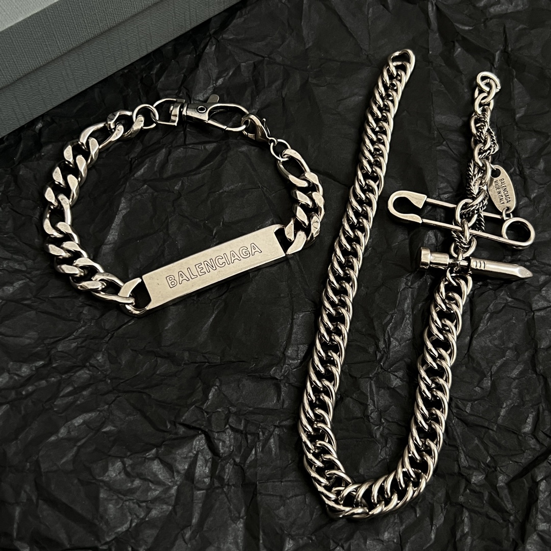 】巴黎世家 Balenciaga 项链/手链 两用 简单大方 大牌金质感饱满 ，搭配衣服超好看 ！