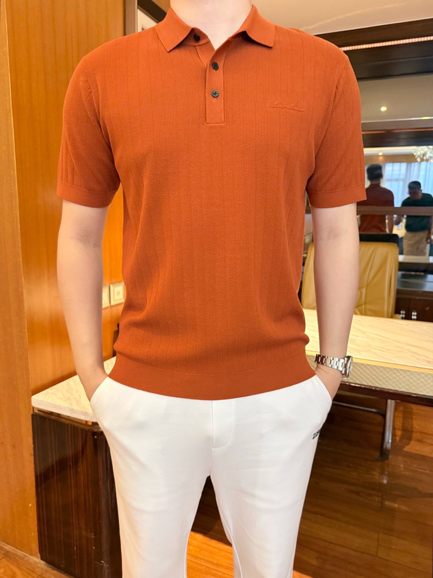 NO:692472,LP-2025, the latest hot model Polo is shipped from the counter. It is a hot-selling item in the London counter!  Selected Italian 97% wool 3 mulberry silk fabric with the latest design, the brand English logo design on the chest highlights the taste. Business and casual boutique. Size: 48-56 (model 180/140 wears 50, with Hong Kong Lane Crawford gift box packaging),, loro piana,19860909LP-2025专柜最新爆款Polo出货 伦敦专柜热销单品！精选意大利采用97的羊毛3桑蚕丝面料搭配最新的设计,胸口的品牌英文标志设计彰显品味 商务休闲精品.尺码:48-56（模特180/140穿50,配香港连卡佛礼盒包装）,,loro piana,,Men's clothing