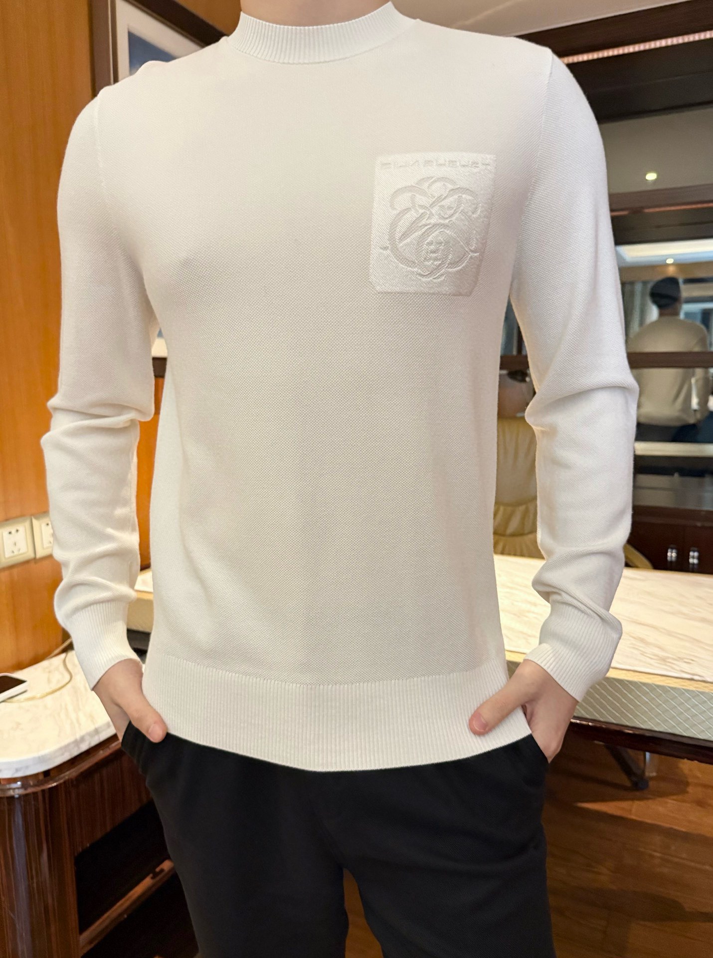 NO:691336,Hermès-2025 new sweater!  Fine wool fabric, soft and skin-friendly, light and not clenching, comfortable to wear; pure white color has a clean and high-end feel, delicate texture and class, half-high collar + elastic edge, warm and fit without looseness; three-dimensional embroidered patch decoration on the chest, simple with exquisite details, low-key but not monotonous, the basic version is suitable for various styles, clean and neat when worn alone, layered with a jacket to enrich the look!  Size: 48-56 (model 180/140 wears 50, with Hong Kong Lane Crawford gift box packaging), hermes, jackets & coats, sweaters,19860909爱马仕-2025新款毛衣！细密羊毛面料,触感软糯亲肤,轻薄不压身,贴穿舒适；纯白色调自带干净高级感,质感细腻显档次,半高领+弹力收边,保暖贴合不松垮；胸口立体刺绣贴布装饰,简约中带精致细节,低调不单调,基础款版型适配各种风格,单穿干净利落,叠穿外套更能丰富造型层次！码数:48-56(模特180/140穿50,配香港连卡佛礼盒包装),,hermes,jackets & coats,sweaters,,Men's clothing