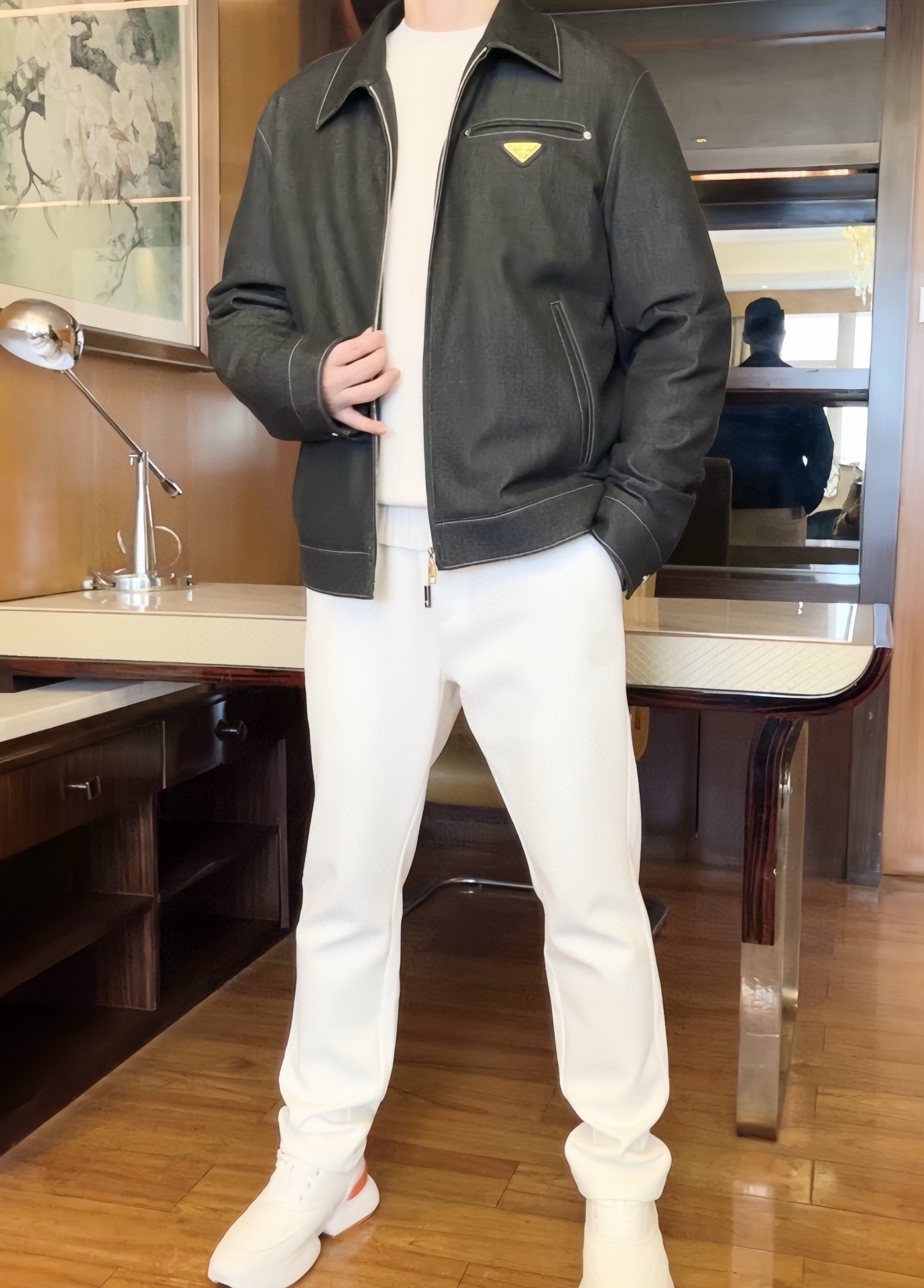 NO:728653,Prada-2025 The latest popular down products are shipped from the counters. The best-selling items in European and American counters!  Selected Italian imported recycled fiber fabrics are paired with 85% fine white duck down design. The triangle logo on the chest is full of charm. You definitely deserve it. Sizes 48-56 (model 180/140 wears 50, with Hong Kong Lane Crawford gift box packaging), prada, down jacket,19860909普拉达-2025专柜最新爆款羽绒出货 欧美专柜热销单品！精选意大利进口再生纤维面料搭配85的上等白鸭绒设计,胸前的三角标志韵味十足 您绝对值得拥有.尺码48-56（模特180/140穿50,配香港连卡佛礼盒包装）,,prada,down jacket,,Men's clothing