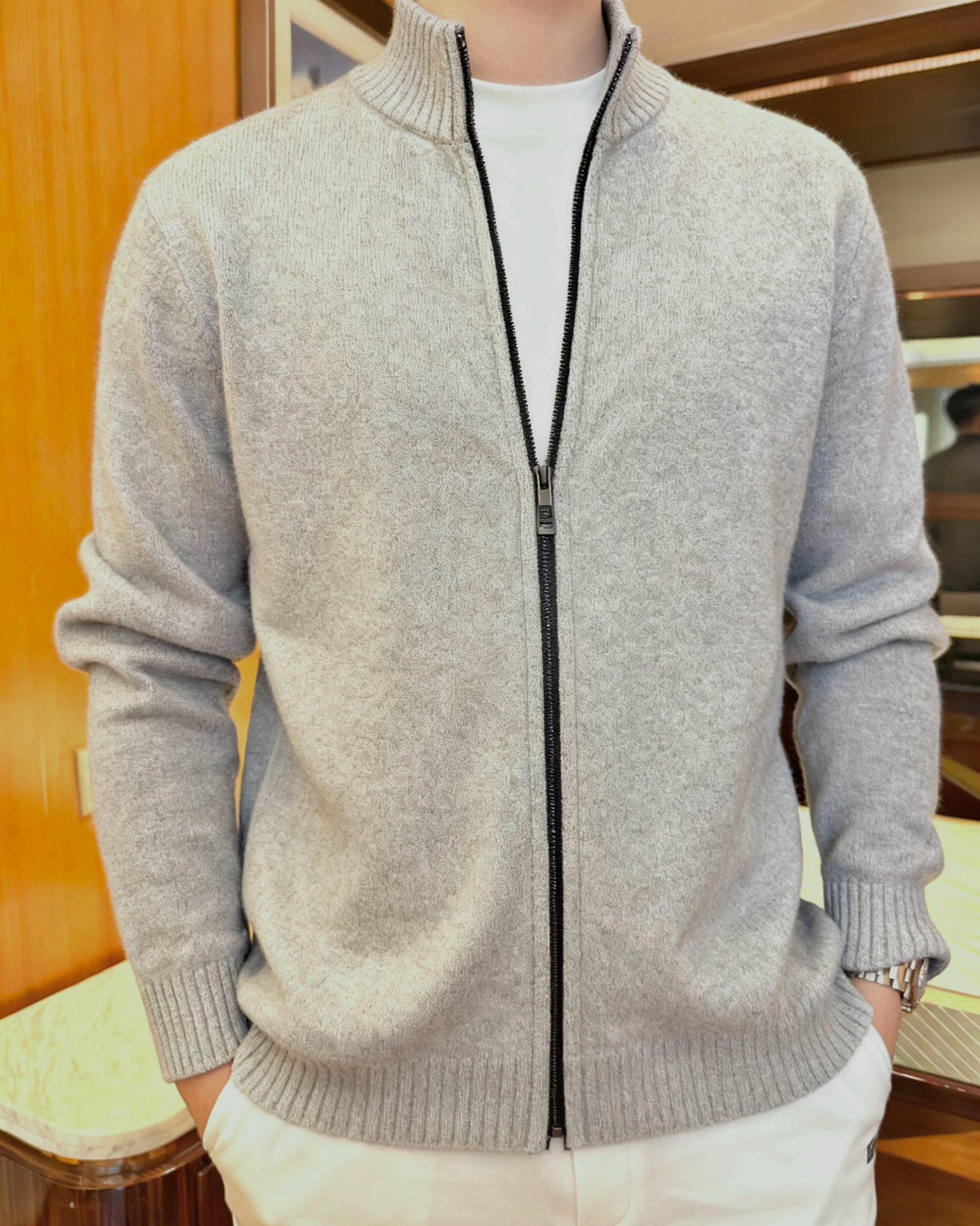 NO:686043,Zegna-2025 Early Autumn Knitted Sweater Cardigan Jacket, selected high-quality 100% cotton wool fabric, high-end texture, neat and meticulous sewing, simple design, not only comfortable and warm, but also very versatile, lazy and high-end, code number: 48-56 (model 180/140 wears 50, with Hong Kong Lane Crawford gift box packaging),,zegna,jackets & coats,sweaters,19860909杰尼亚-2025早秋针织毛衣开衫外套,甄选优质百分百棉羊毛面料,质感高级,车工走线工整细致,简约设计,不仅舒适保暖,而且非常百搭,慵懒大气上档次,码数:48-56 (模特180/140穿50,配香港连卡佛礼盒包装),,zegna,jackets & coats,sweaters,,Men's clothing