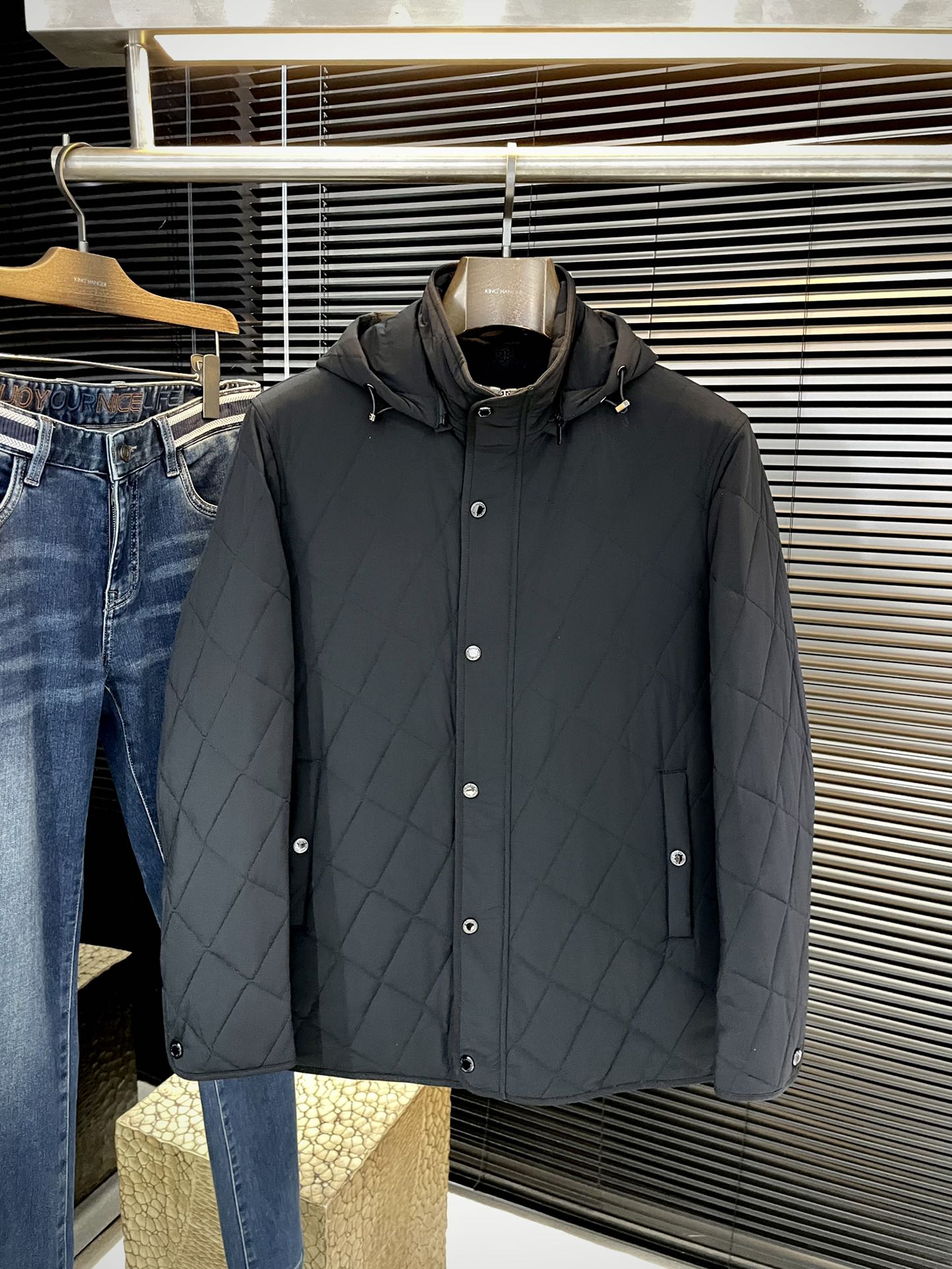 NO:725599,P Burber is highly recommended!  2025 autumn and winter new products are on sale simultaneously on the official website. Simple and generous cotton jackets. Imported original high-quality nylon fabrics. The sag and gloss are definitely uplifting. The high-quality products are all made of stone-suction buckles. The placket design is more youthful and energetic. The workmanship is neat and smooth. All hardware accessories are top-notch accessories with logos. At first glance, they are high-end fabrics. These fabrics are all custom-woven. Good products come from regular large factories, and there is nothing picky about them.  Such a jacket is a regular wear and very practical. Sizes 48-56,,burberry,burberry,jackets & coats,jackets & coats,19860909P  Burber（巴宝）重磅推荐！2025秋冬新品 官网同步发售 简约大方棉夹克 进口原版高品质锦纶面料,垂度和光泽绝对是提气,高品质全部采用吸石扣 门襟设计 更显青春活力,车工走线整齐平整,所有五金附料都是客供带logo顶级配件 一看就是高档的面料 这种面料都是定织的 正规大厂途径出来的好货,无任何有挑剔的地方 这样的一件外套属于常备常穿的,实用性很强.尺码 48-56,,burberry,burberry,jackets & coats,jackets & coats,,Men's clothing