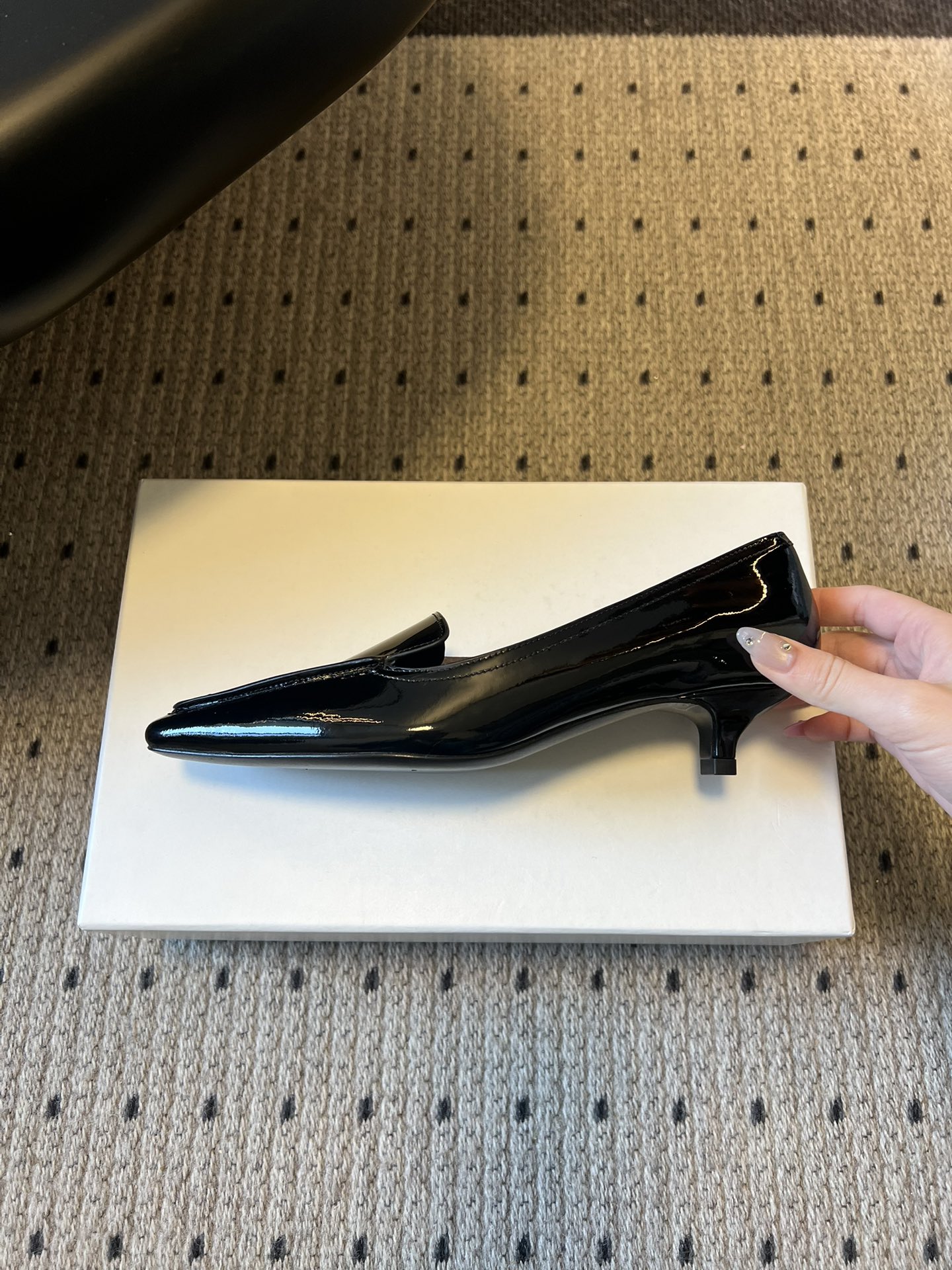 Totem*26ss 早春新款低跟浅口尖头休闲鞋TOTEME由Elin Kling与Karl Lindm