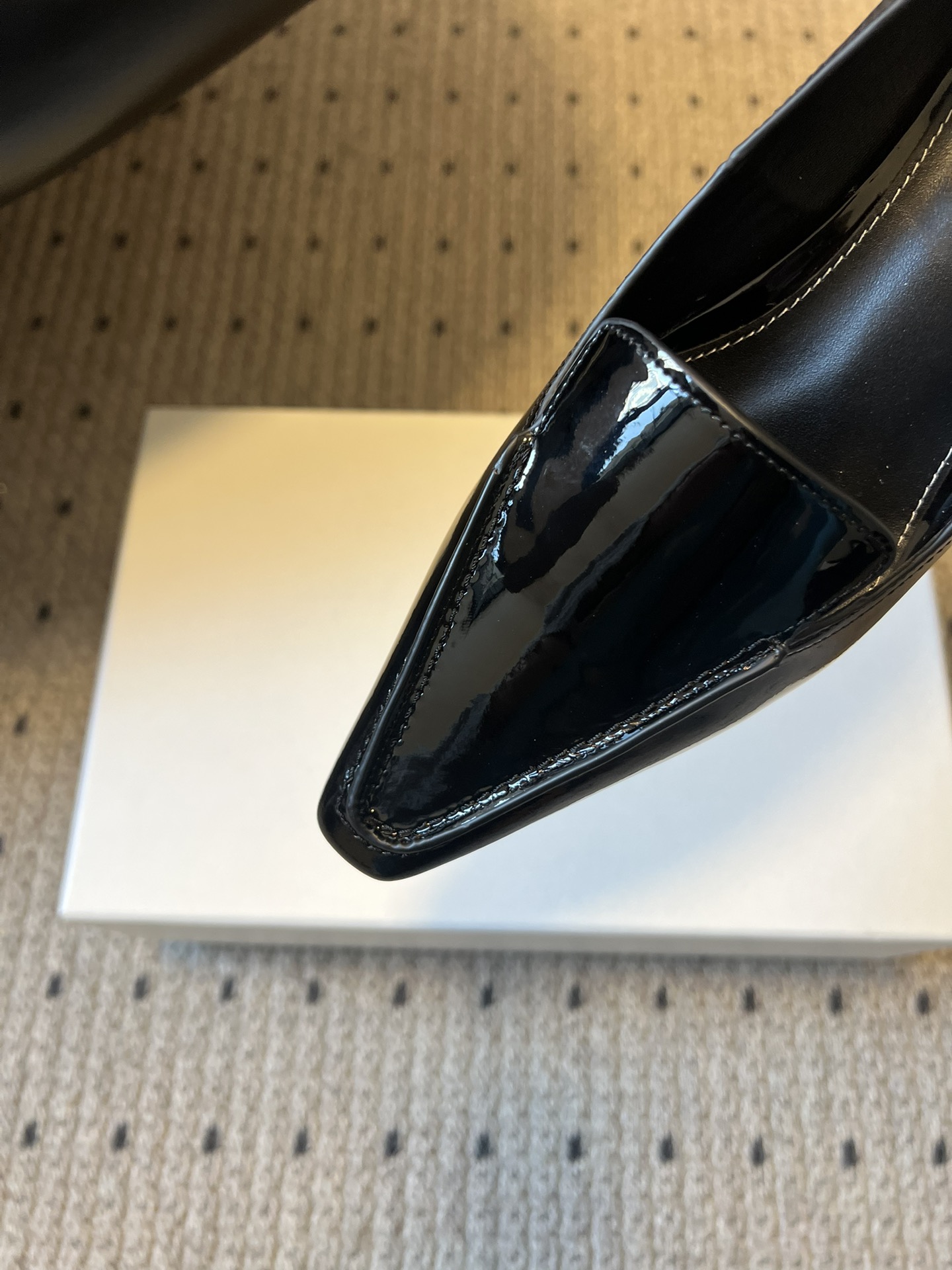 Totem*26ss 早春新款低跟浅口尖头休闲鞋TOTEME由Elin Kling与Karl Lindm