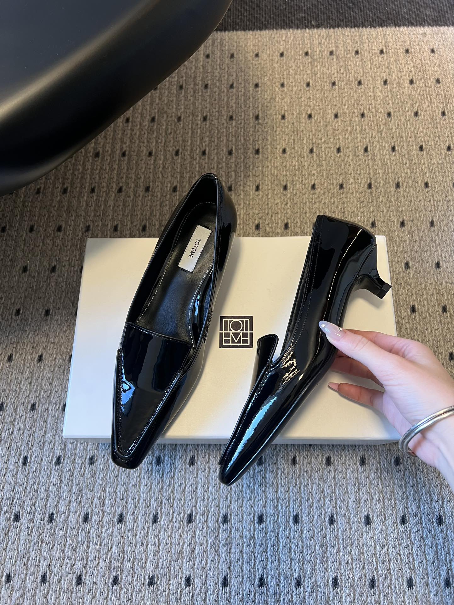 Totem*26ss 早春新款低跟浅口尖头休闲鞋TOTEME由Elin Kling与Karl Lindm