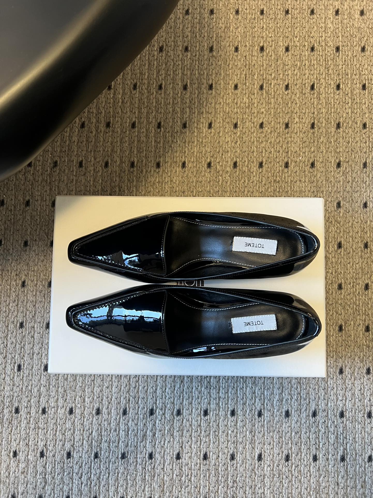 Totem*26ss 早春新款低跟浅口尖头休闲鞋TOTEME由Elin Kling与Karl Lindm