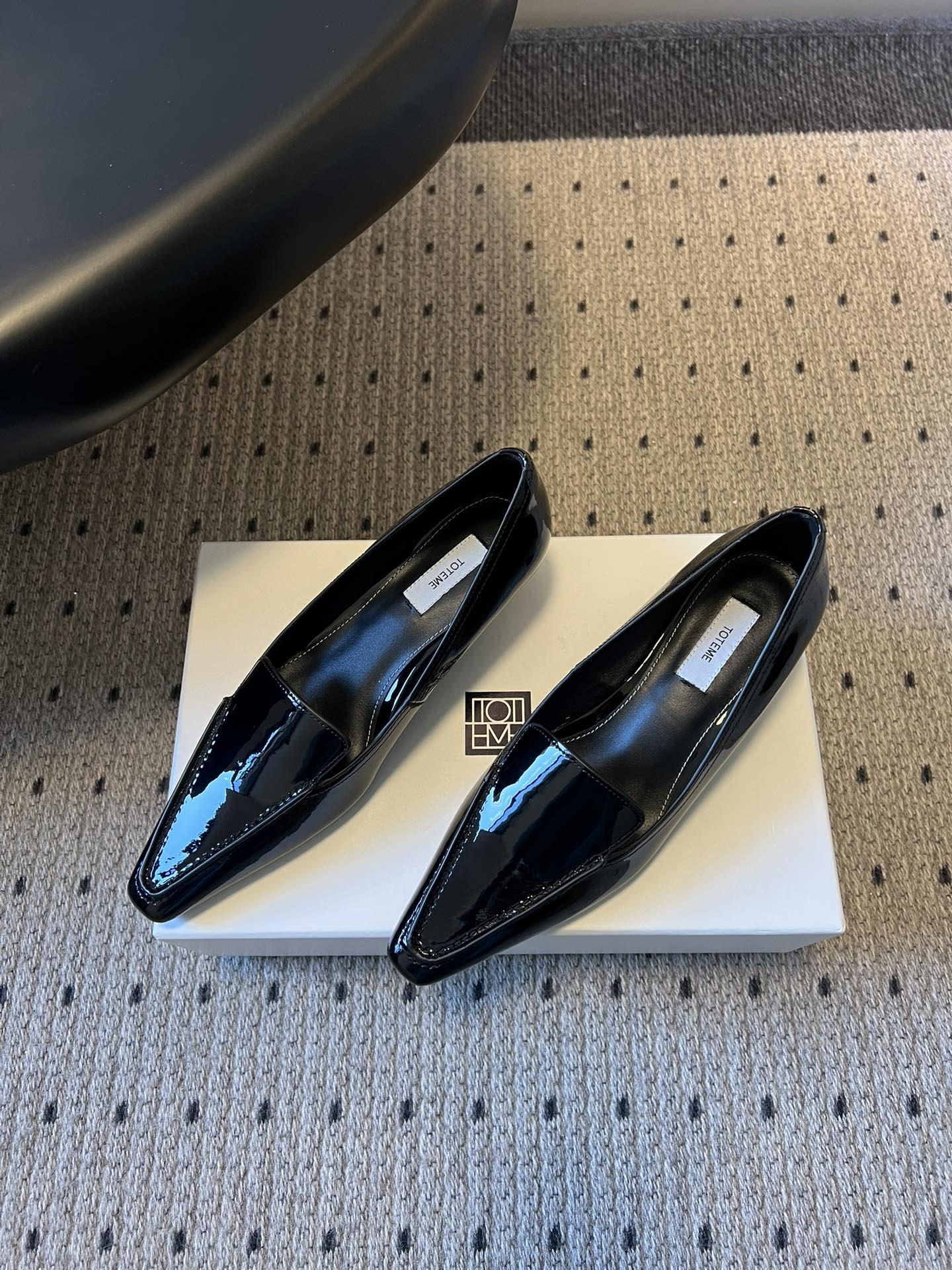 Totem*26ss 早春新款低跟浅口尖头休闲鞋TOTEME由Elin Kling与Karl Lindm