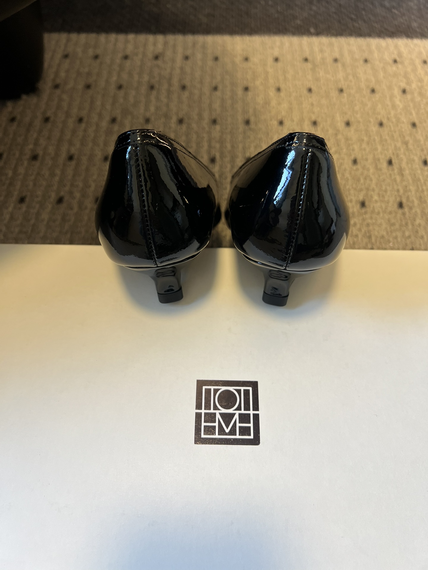 Totem*26ss 早春新款低跟浅口尖头休闲鞋TOTEME由Elin Kling与Karl Lindm