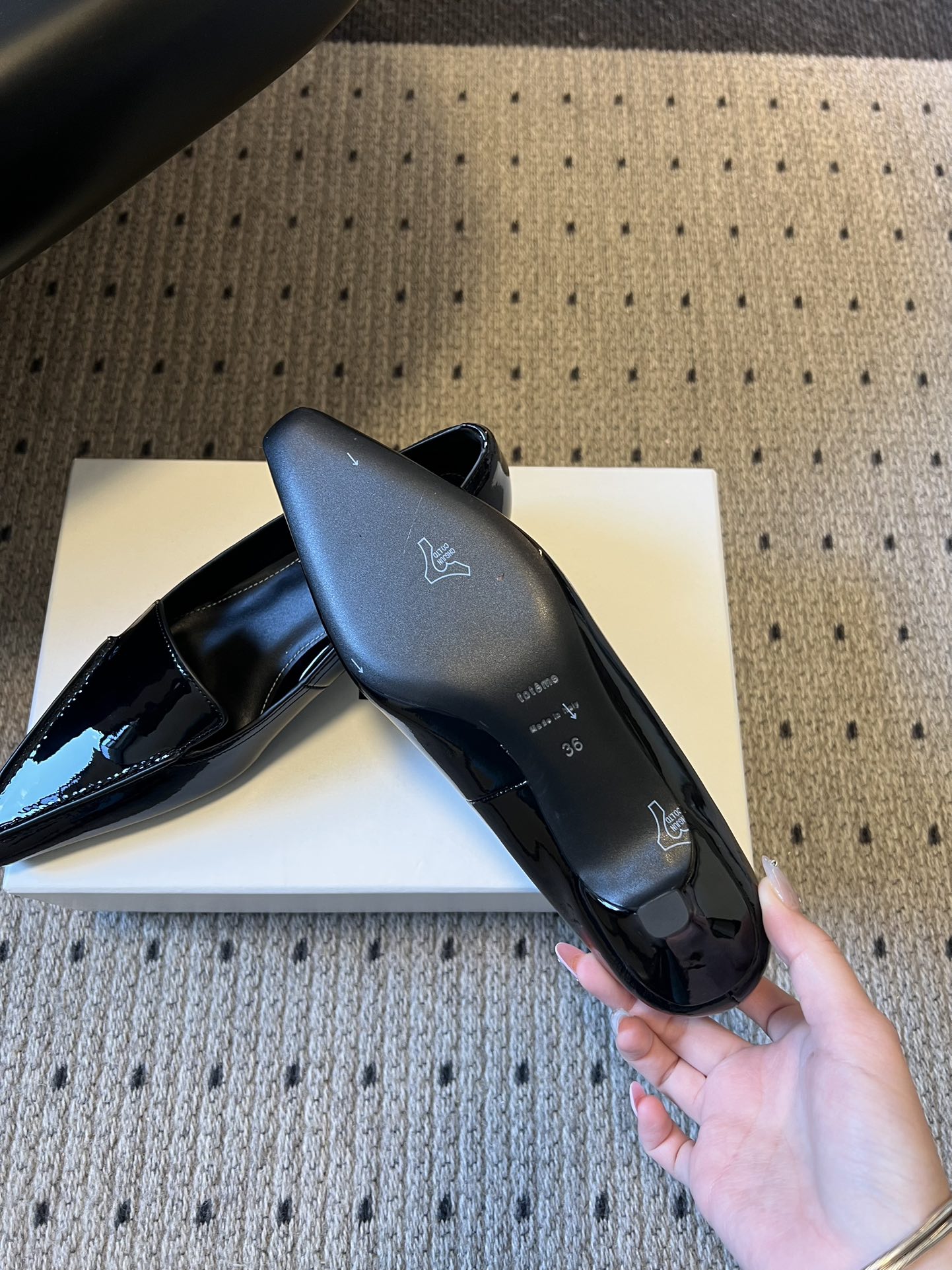 Totem*26ss 早春新款低跟浅口尖头休闲鞋TOTEME由Elin Kling与Karl Lindm