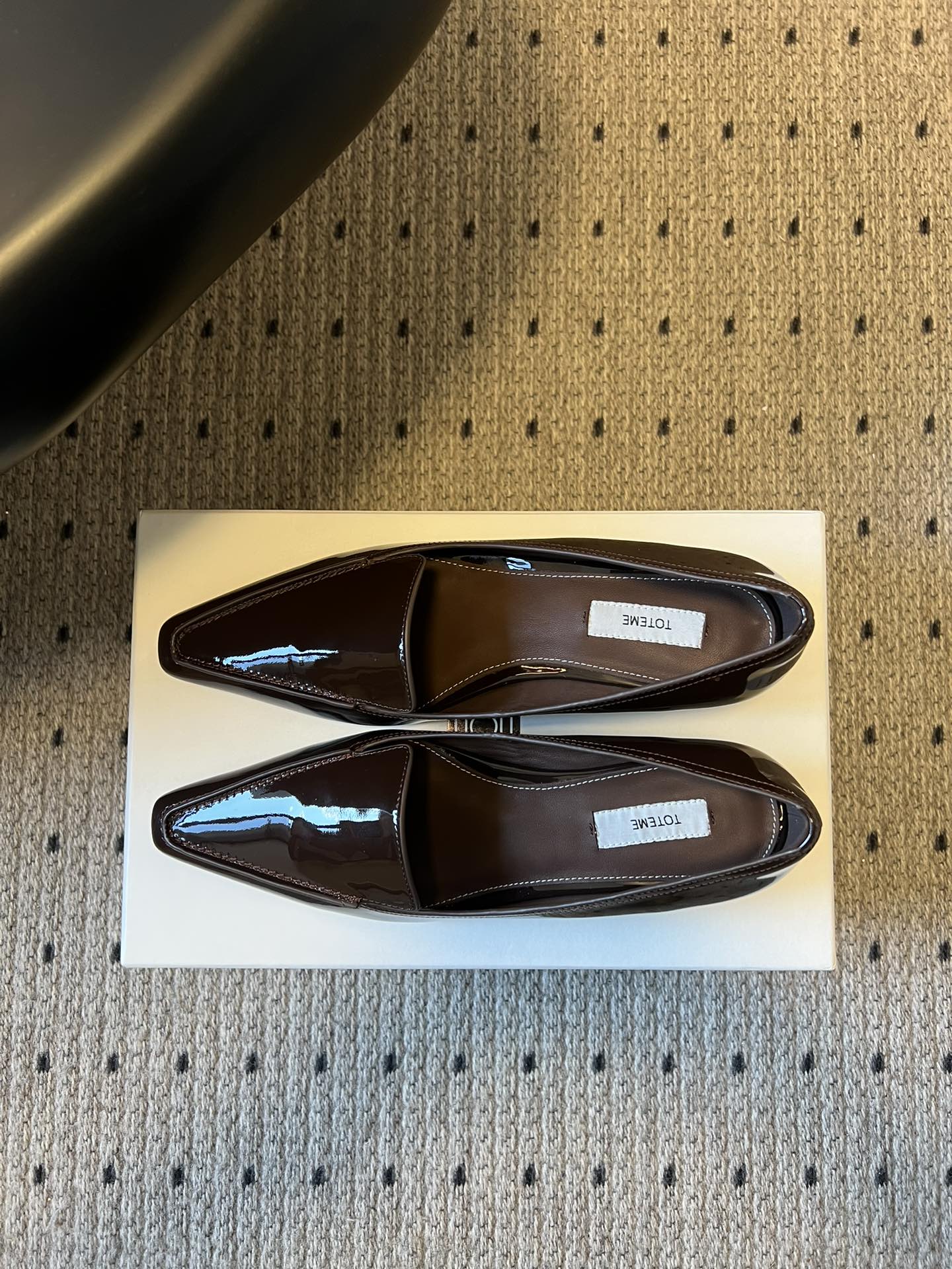 Totem*26ss 早春新款低跟浅口尖头休闲鞋TOTEME由Elin Kling与Karl Lindm