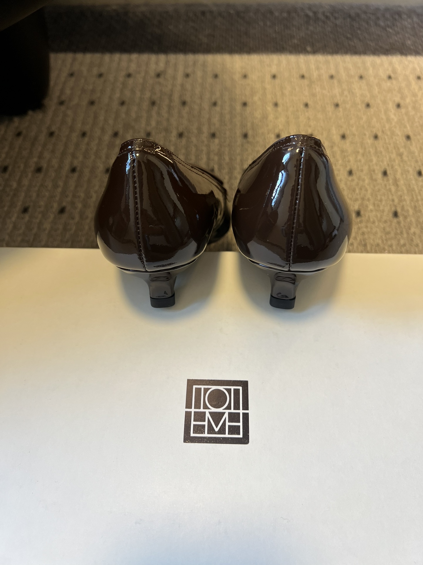 Totem*26ss 早春新款低跟浅口尖头休闲鞋TOTEME由Elin Kling与Karl Lindm