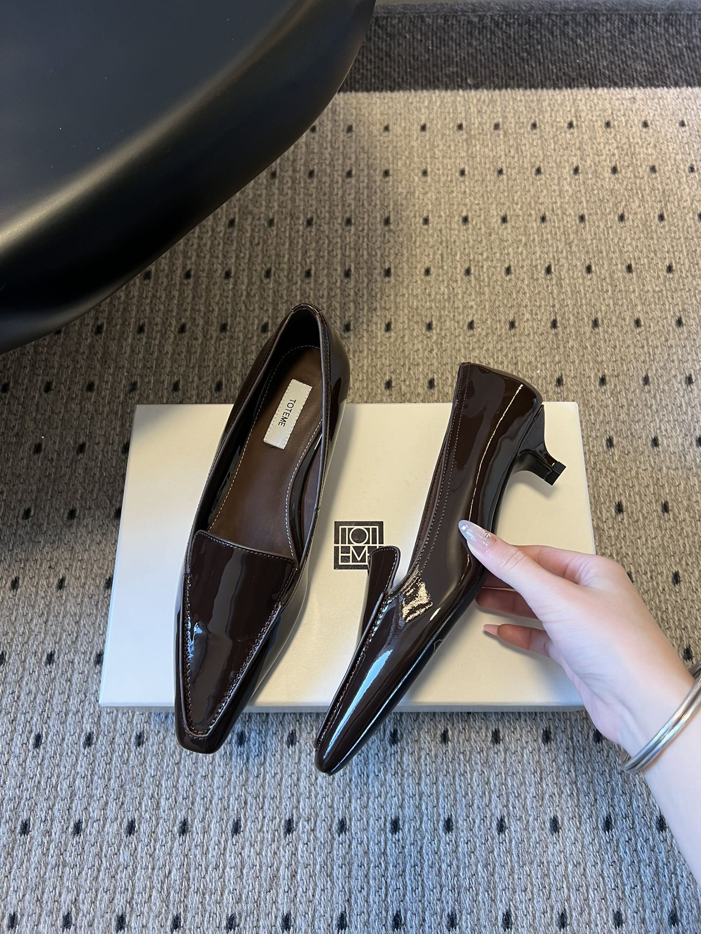 Totem*26ss 早春新款低跟浅口尖头休闲鞋TOTEME由Elin Kling与Karl Lindm